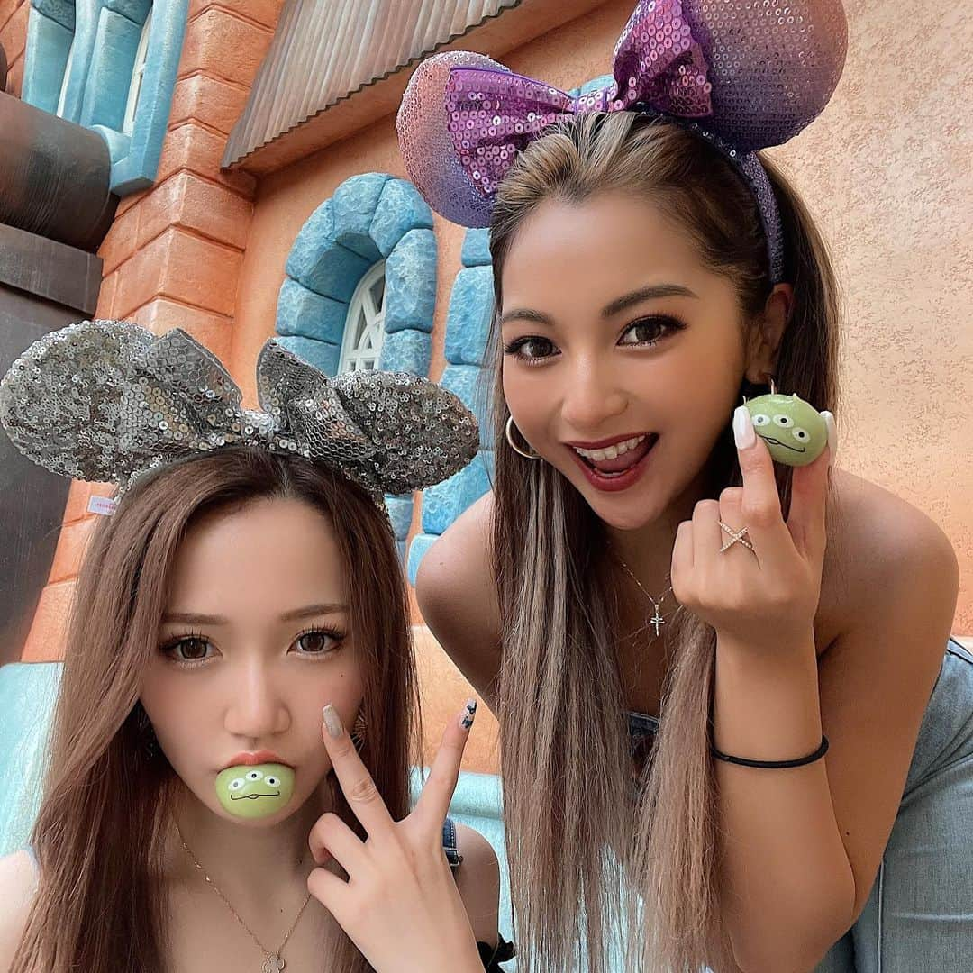 ゆきぽよさんのインスタグラム写真 - (ゆきぽよInstagram)「地元の推しギャルと夢の国🐭♡  ゆづ1日ありがとう〜💗💗💗 ゆづのお肌白かったからゆきも白くしたら ゆづが白くなりすぎたからゆづを黒くした。(笑)  2万歩も歩いたので来週にはガリガリです。   #ディズニー  #ディズニーランド  #tdl」6月22日 0時24分 - poyo_ngy