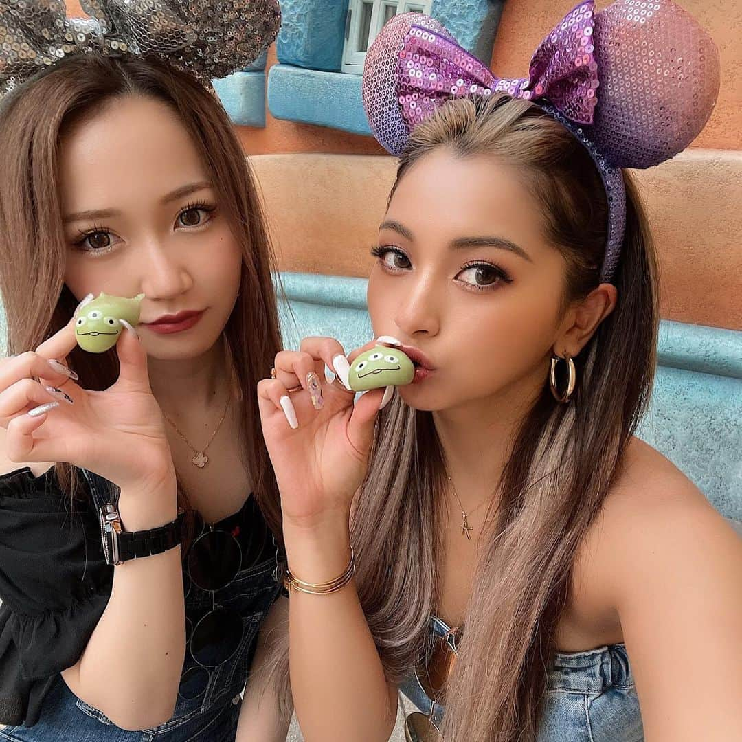 ゆきぽよさんのインスタグラム写真 - (ゆきぽよInstagram)「地元の推しギャルと夢の国🐭♡  ゆづ1日ありがとう〜💗💗💗 ゆづのお肌白かったからゆきも白くしたら ゆづが白くなりすぎたからゆづを黒くした。(笑)  2万歩も歩いたので来週にはガリガリです。   #ディズニー  #ディズニーランド  #tdl」6月22日 0時24分 - poyo_ngy