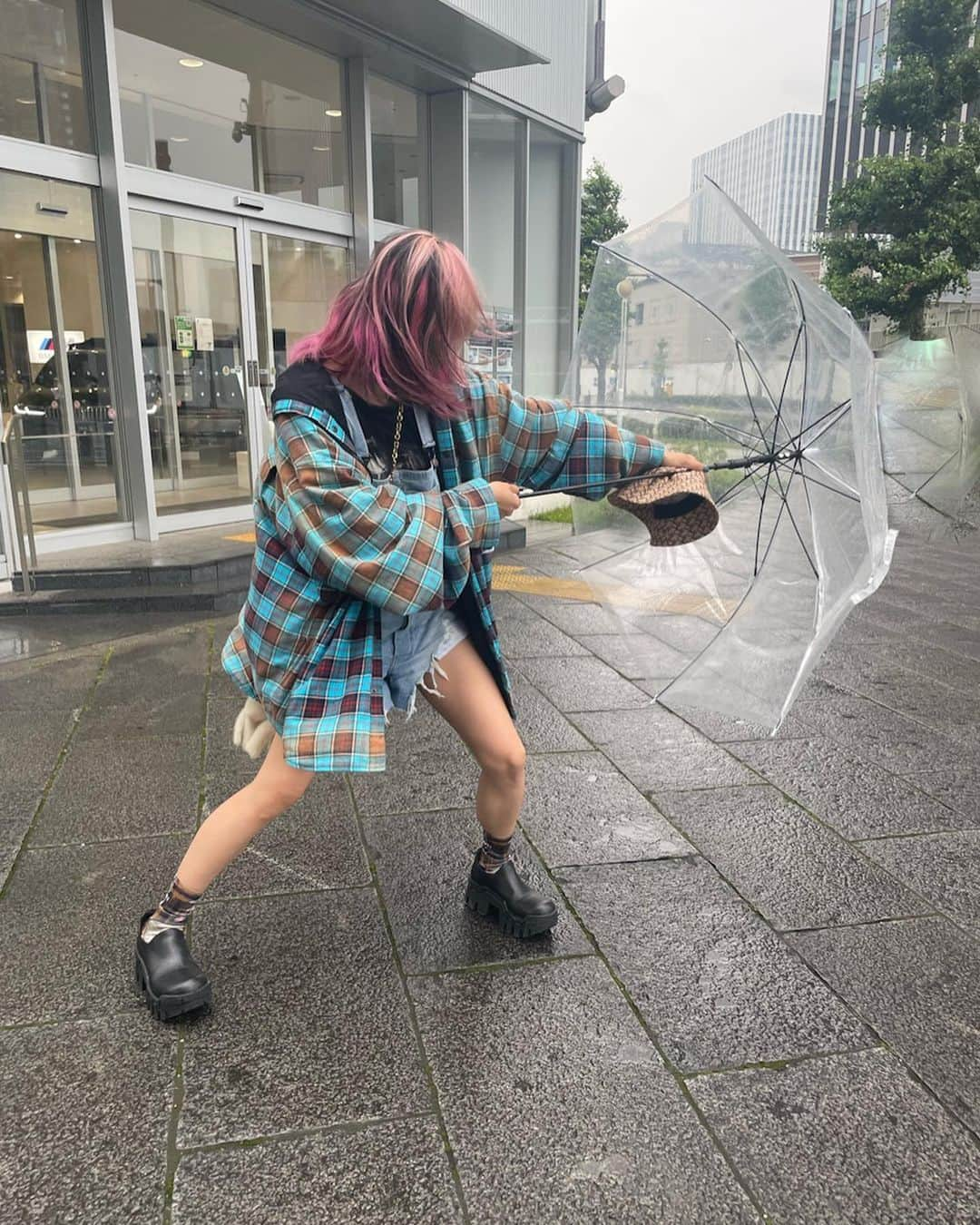 LiSAさんのインスタグラム写真 - (LiSAInstagram)「蜜蜂ナイト5 in KT Zepp YOKOHAMA 女王蜂vs氣志團  心も身体も踊りに躍った🩰💙💋🫶 誇らしさしかない❁ 愛と尊敬しかない🐝💋 どーしよう！歌いたい！こまった！  とにもかくにも 氣志團先輩お疲れ様です☻ 女王蜂のみんな蜜蜂ナイト行ってらっしゃい🐝  今日は雨だね。☔︎  #雨と風強すぎて前にささないと進めなかった傘☂️ #ピンクの折り畳み傘では風に耐えられなかった #SMA」6月22日 1時30分 - xlisa_olivex