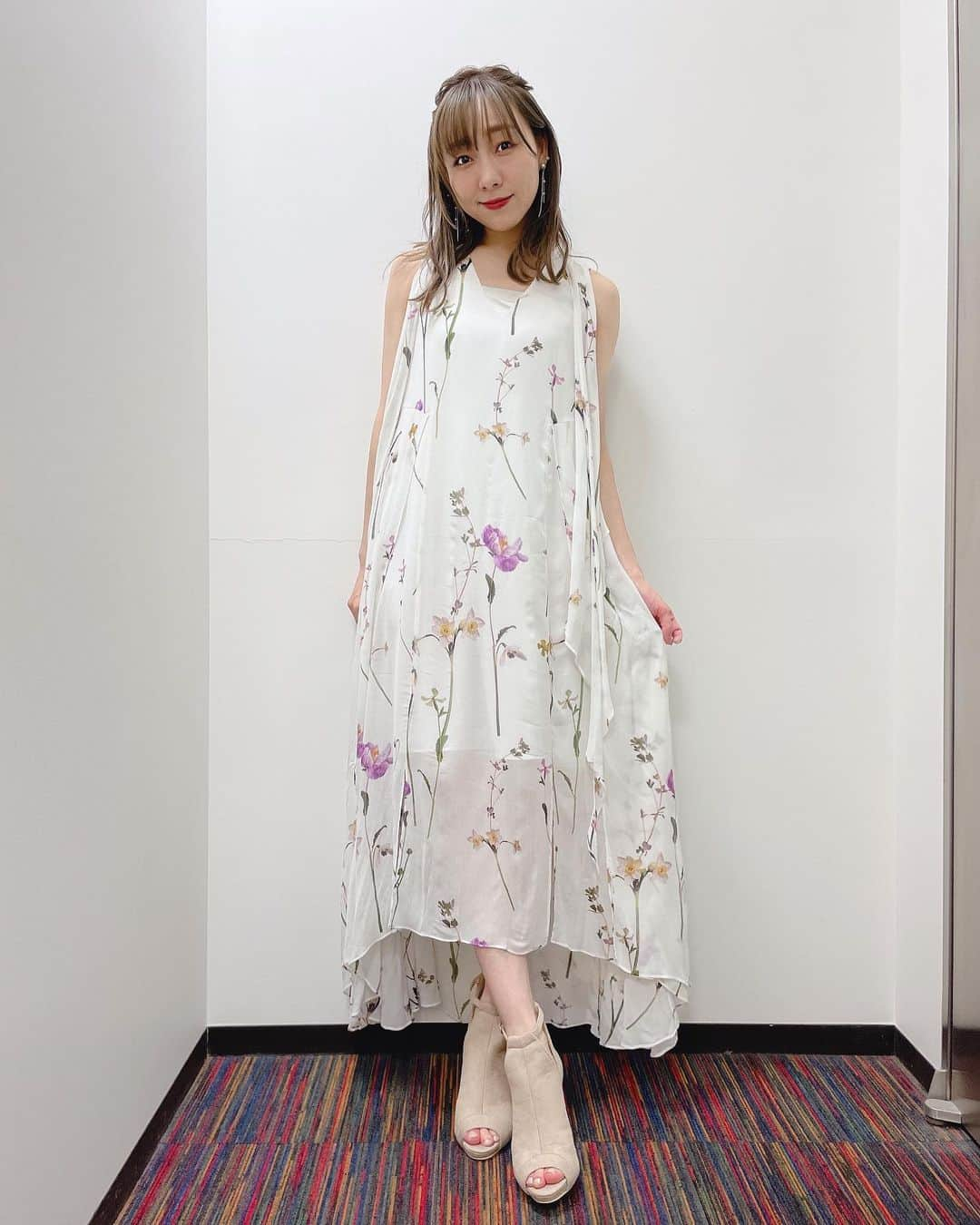 須田亜香里さんのインスタグラム写真 - (須田亜香里Instagram)「ABEMA【矢口真里の火曜The NIGHT】 6月のマンスリーMC最終日は モーニング娘。さんのI WISHを歌わせていただきました❤️  1週間前に決まって、必死でギターの練習したのに、フルで練習したのに、結局カッコよく弾けなくて1サビ前までにはなりましたが、 でか美ちゃんと古正寺さんと歌えて、本家様の矢口真里さんに見守っていただけて最高に幸せでした🥰  矢口真里さん、岡野さん、スタッフの皆様からいただいた優しさ… ゲストアイドルの皆様の生き様から伝わってきたアイドルの可能性… 希望となったこの時間を糧に残りのSKE48人生も、その後の人生も頑張ります！ 全ての皆様と、番組を楽しみに一緒に夜更かししてくださった皆様、ありがとうございました☺️💕 #火曜ザナイト」6月22日 6時58分 - akarisuda