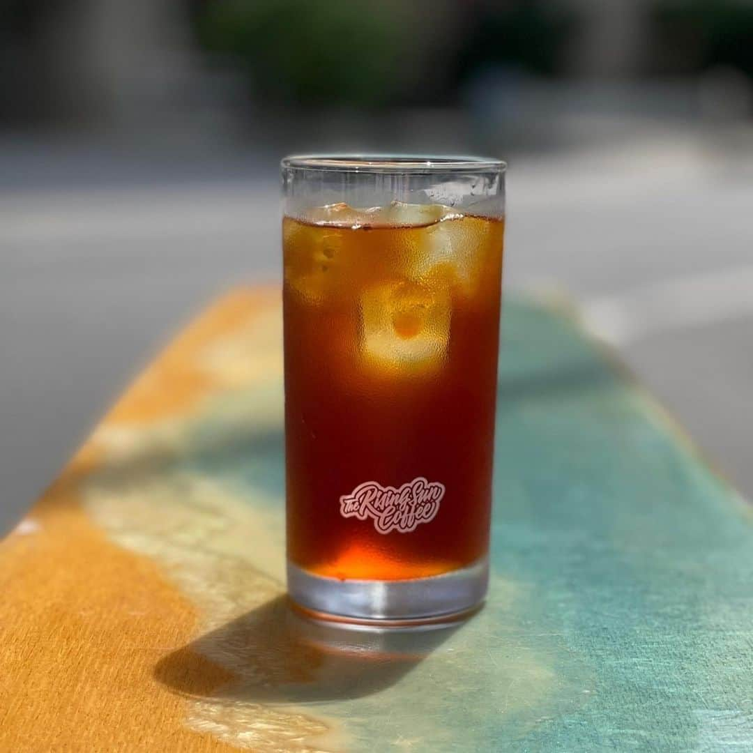 坂口憲二（THE RISING SUN COFFEE）さんのインスタグラム写真 - (坂口憲二（THE RISING SUN COFFEE）Instagram)「◆GOOD MORNING COFFEE‼︎◆  【NEW RELEASE】  "TRSC ORIGINAL COFFEE GLASS" (TRSCオリジナルコーヒーグラス)  TRSCのオリジナルグラスが登場！  住所非公開の東京店舗に訪れたことがある人なら見たことが「COFFEE」のロゴタイプを落とし込みました。  背面はTRSCのスクリプトロゴを配置。アイスコーヒーを淹れたときに映えるよう白色でデザインしました。  サイズは満水で284cc。グラスに氷を入れ、リキッドコーヒーでアイスラテを作るのにちょうどよいサイズ感です！  【WE ARE OPEN】  本日も皆さまのご来店をお待ちしてます！  都内店舗 10:00〜17:00(無休)  大網店舗 11:00〜18:00(月火水木金) 　　　　10:00〜18:00(土日祝)  therisingsuncoffee.com  #coffee #coffeebeans  #coffeeroaster  #coffeelab  #coffeeandsurfing  #coffeetime  #coffeelover  #coffeebreak  #coffeeshop  #coffeestand  #coffeeholic  #coffeehouse  #coffee_inst  #coffeemaker  #coffeeshops  #coffeecoffeecoffee  #coffeenclothes  #coffeeaddict  #coffeeculture  #coffeemorning  #coffeemag #coffeeglass  #TRSC」6月22日 7時36分 - therisingsuncoffee