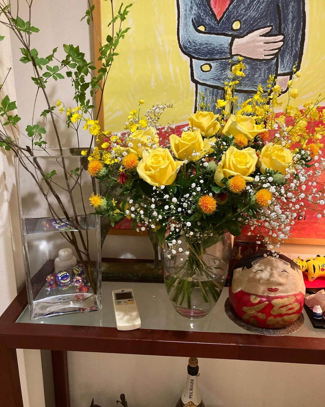 安藤優子さんのインスタグラム写真 - (安藤優子Instagram)「いっちゃんの月命日と 昨晩のテーブルから。  お早うございます‼️  昨日はいちごねーさんの月命日、もう4回目です。  いっちゃんのイメージでお花をいっぱい飾りました。  確実にお帰りの気配を感じます。  お帰り‼️  そして昨日は手巻き。  私の手巻きのこだわりは、必ずお肉の甘辛炒めを具材に加えることです。 昨日は、豚こまの甘辛炒めにしました。  あと写真に写っていませんが、サラダ菜系も巻きます。  あとは、コリンキー、アボカド、トマトの切っただけサラダ。  お塩と胡麻油のみでいただきます。  もう一品は、焼き椎茸のフンギペースト添え。  椎茸を焼いて、市販のフンギペーストを添えただけです。が、これかなり美味しいのです。  フンギペーストはイタリアからの輸入品です。  私は市販品活用派!です。  簡単で美味しいが一番ですからね。  さて本日リンは幼稚園、私は母校に行ってきます。  みなさま本日もよろしくお願い致します‼️  素敵な一日を!  #手巻き寿司  #フンギペースト   #フレンチブルドッグ  #安藤優子」6月22日 9時20分 - yukoando0203