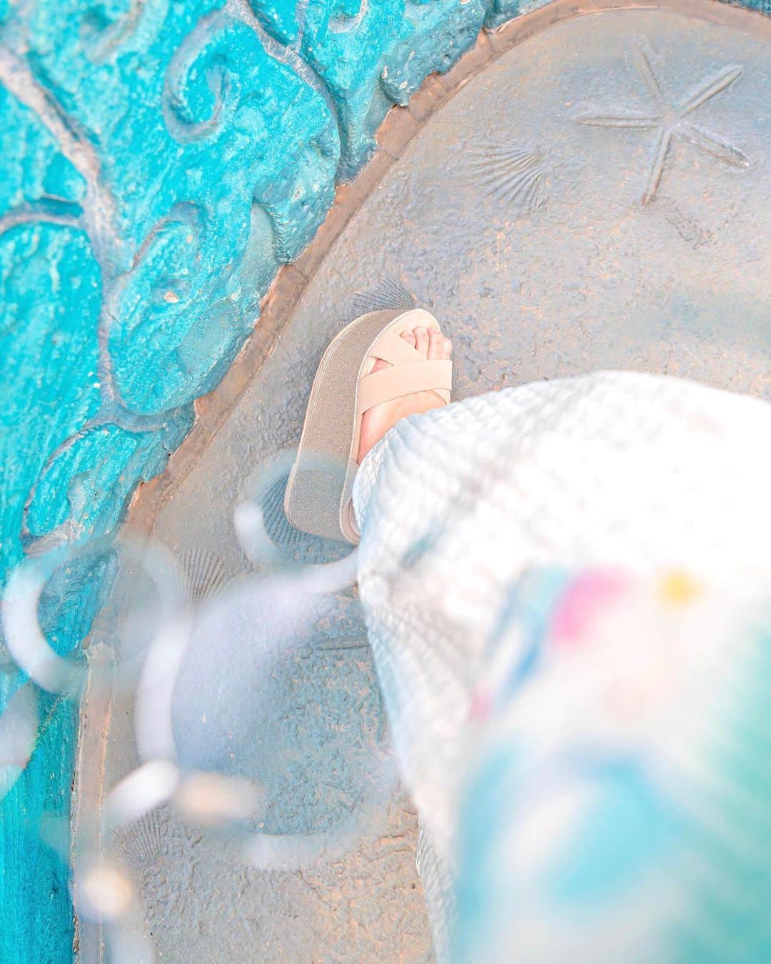 Kahoさんのインスタグラム写真 - (KahoInstagram)「. . Sui Sui Summer🐠☀️  夏のアイテムを着て撮りたいおすすめスポットの一つは やっぱりマーメイドラグーン！🧜‍♀️  お城より少し手前の柵の部分が 砂浜や波打ち際っぽいイメージになってるから 夏らしくておすすめです🥺❤️  この日に履いてる靴は @sango_nofall_online の新作！👡  かなり厚底だけどウェッジソールで めちゃめちゃ歩きやすいからおすすめ🥺✨✨  公式サイトでは6/21-7/3までの間、 購入決済画面で🎟【sapla22】入力で10％OFF🤔✨  ZOZOTOWN店では6/25,26の2日間のみ利用可能な 500円クーポン配布中だそうです🙆‍♀️🤍  #sango_nofall_online#sango_fashion #nofall_shoes #nofall #pr#sango#ノーフォール#サンゴ#サンダル#厚底サンダル#アロハシャツ #スイスイサマーグッズ #スイスイサマーカチューシャ #スイスイサマー #suisuisummer #suisuisummerカチューシャ #suisuisummergoods」6月22日 9時26分 - kah05disney
