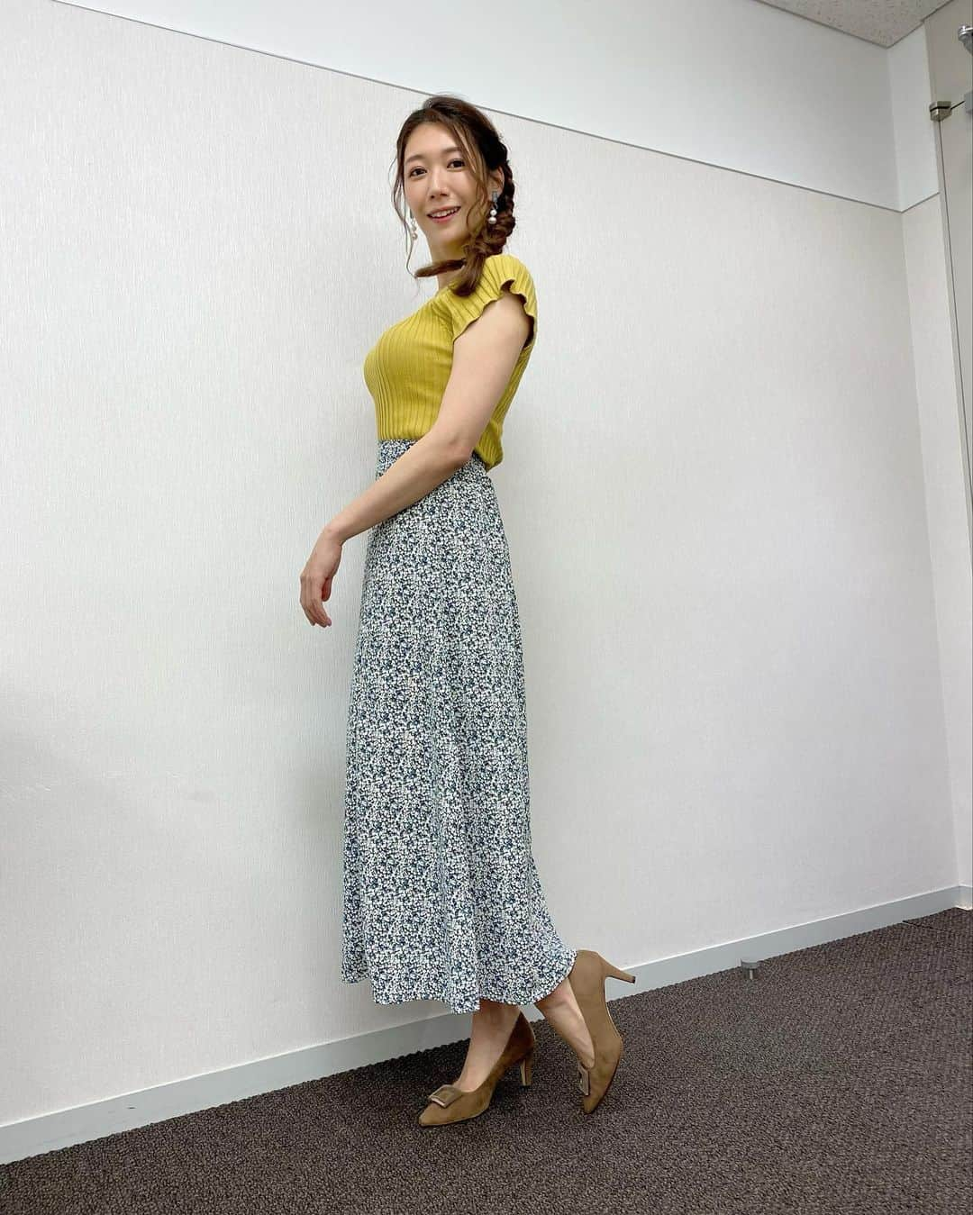 穂川果音さんのインスタグラム写真 - (穂川果音Instagram)「アベプラ衣装👗  今日はムシムシしますねー！ 東日本の内陸では雨の降りやすい 天気です☀️→☔️ 傘からはみ出にくいタイトめなスカートがオススメです😊  tops→ @andemiu_official」6月22日 10時54分 - hokawakanonn