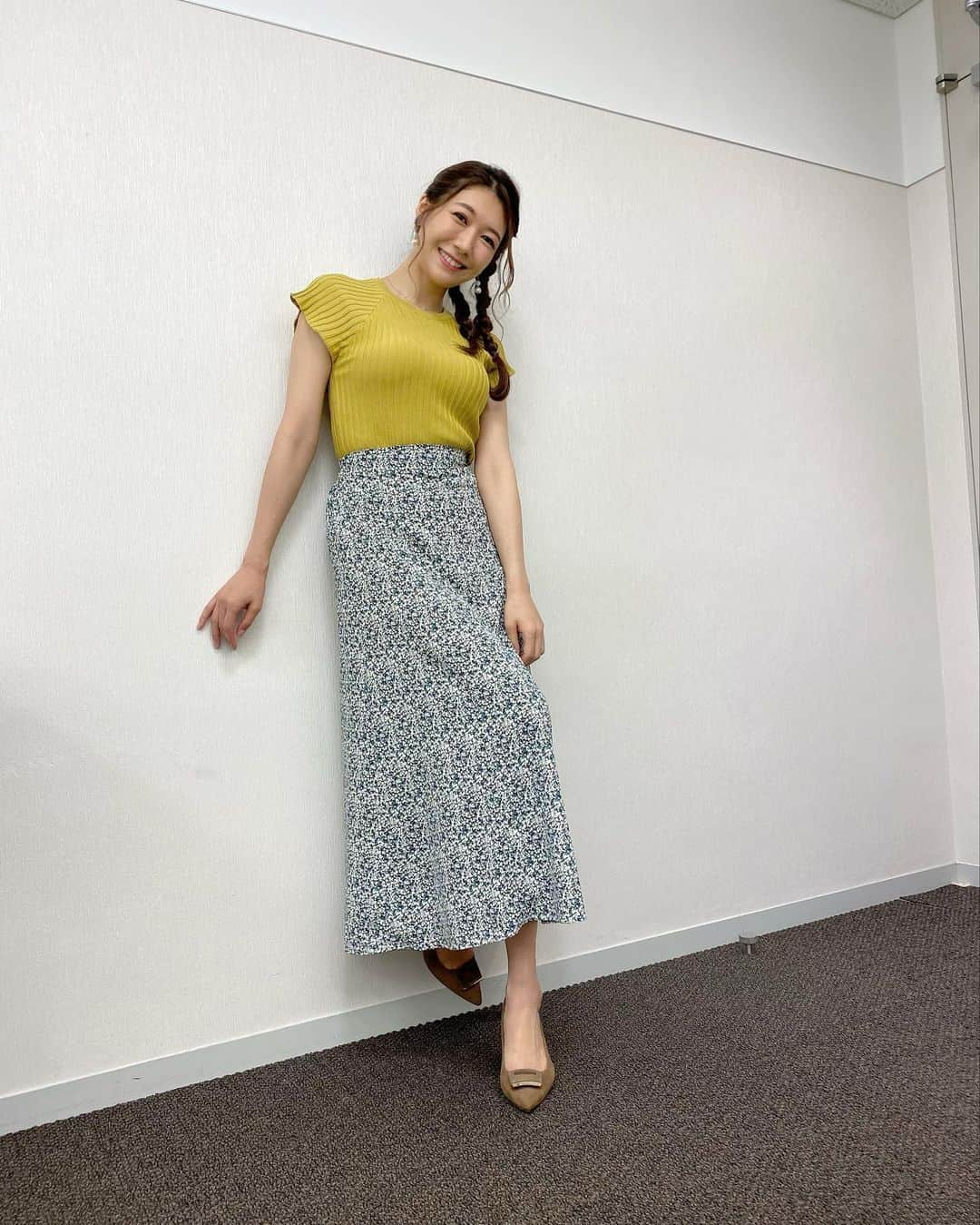 穂川果音さんのインスタグラム写真 - (穂川果音Instagram)「アベプラ衣装👗  今日はムシムシしますねー！ 東日本の内陸では雨の降りやすい 天気です☀️→☔️ 傘からはみ出にくいタイトめなスカートがオススメです😊  tops→ @andemiu_official」6月22日 10時54分 - hokawakanonn