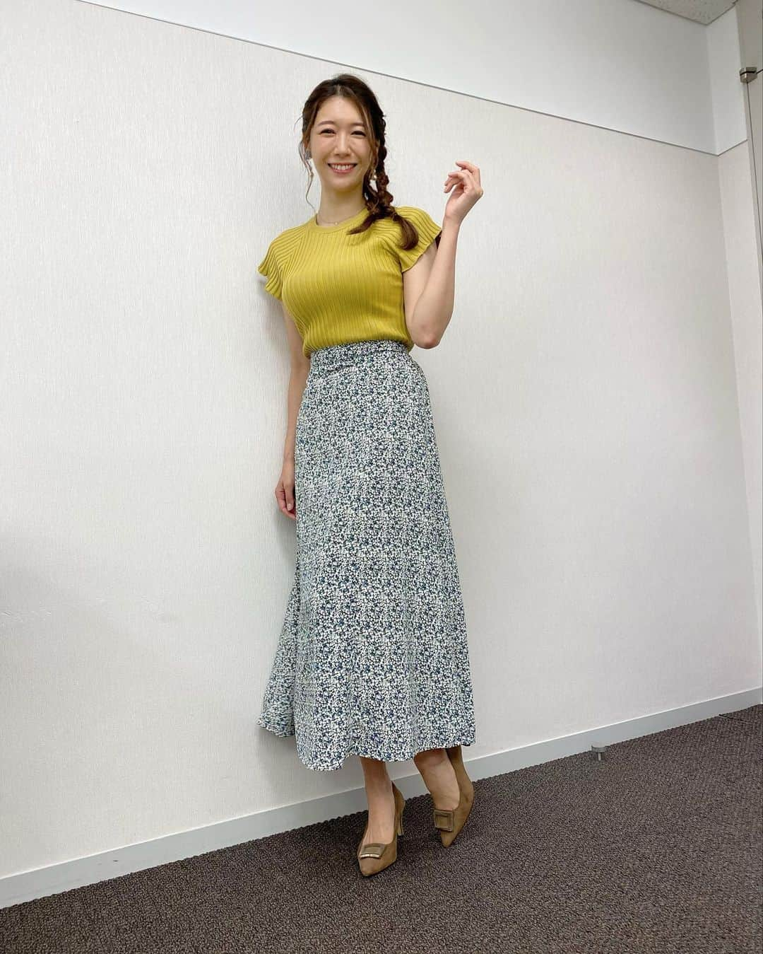 穂川果音さんのインスタグラム写真 - (穂川果音Instagram)「アベプラ衣装👗  今日はムシムシしますねー！ 東日本の内陸では雨の降りやすい 天気です☀️→☔️ 傘からはみ出にくいタイトめなスカートがオススメです😊  tops→ @andemiu_official」6月22日 10時54分 - hokawakanonn