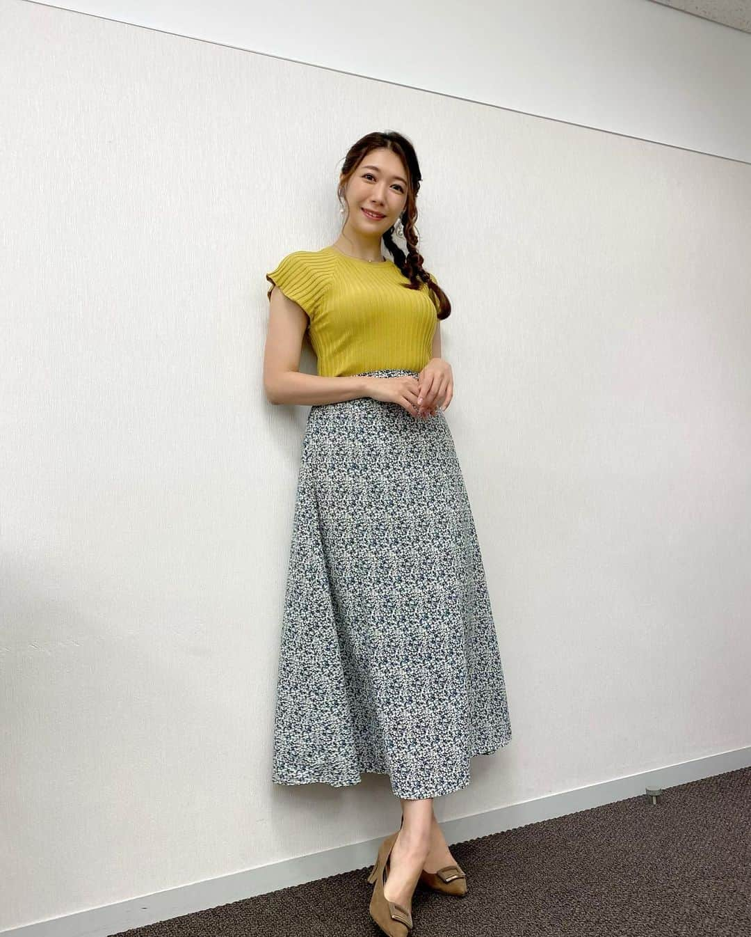 穂川果音さんのインスタグラム写真 - (穂川果音Instagram)「アベプラ衣装👗  今日はムシムシしますねー！ 東日本の内陸では雨の降りやすい 天気です☀️→☔️ 傘からはみ出にくいタイトめなスカートがオススメです😊  tops→ @andemiu_official」6月22日 10時54分 - hokawakanonn