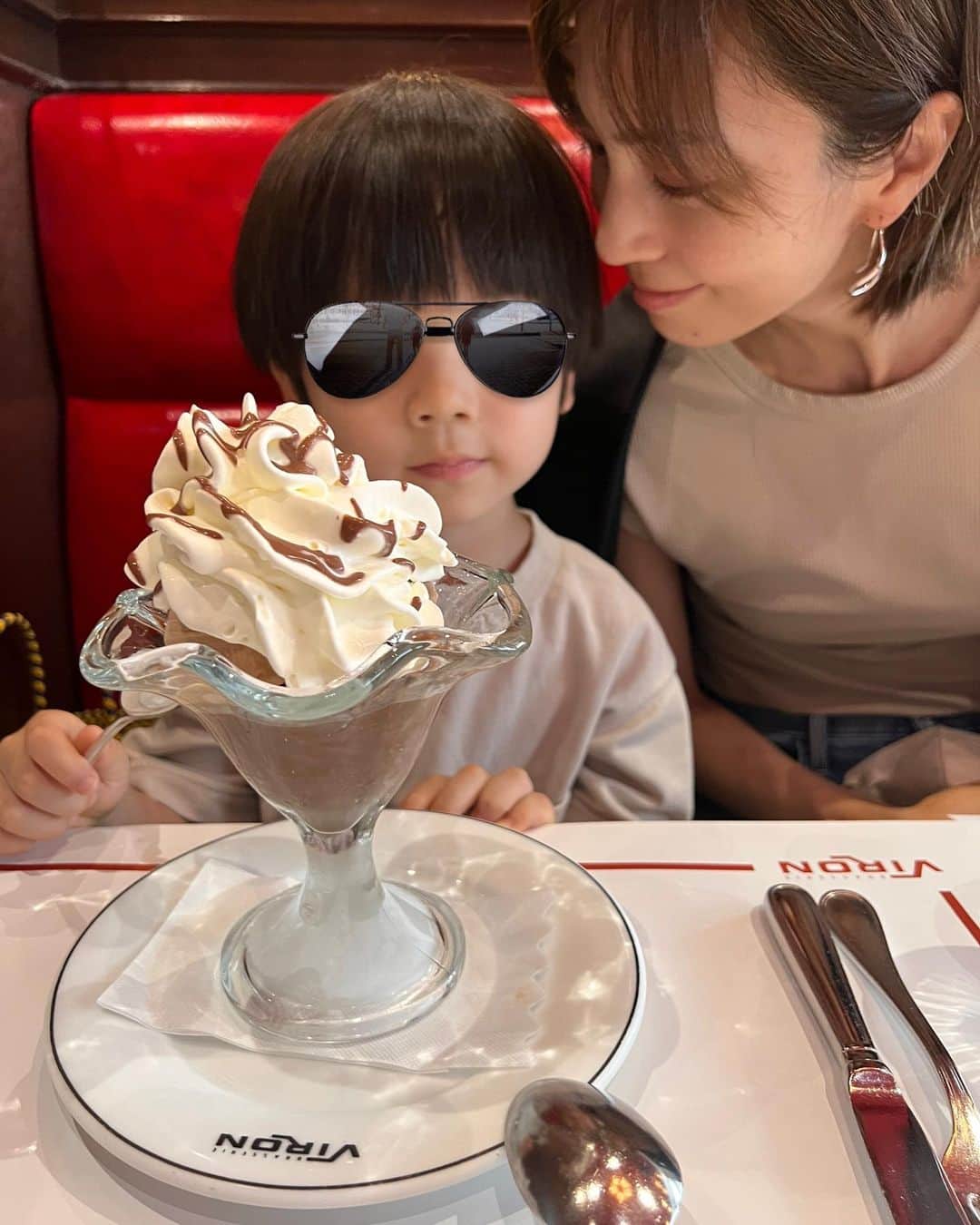 安田美沙子さんのインスタグラム写真 - (安田美沙子Instagram)「1ヶ月ぶりの自分のワークアウト。  気持ちがスッキリして、まだそれが持続している。。。  自分のケア、大切ですね！！ なんだか優しくなるためにも。笑  ママがいい状態を保つことで こどもとの向き合い方も変わってくる。  どうにかもう少し体を整えたいと思ったのでした。。。  おいしいランチにありつけて大満足❤️  @hereiam.official  のウェアにジャケットを羽織ってジャイロも、お出かけも繰り出しました✨  パッド入りだからブラ要らずで 最高☺️✨  #gyrotonic® #workout #gym #sports #wear #ootd #lunch #family #viron #thanks @keiminoshima  さんが面白すぎて爆笑な2枚目❤️」6月22日 11時20分 - yasuda_misako
