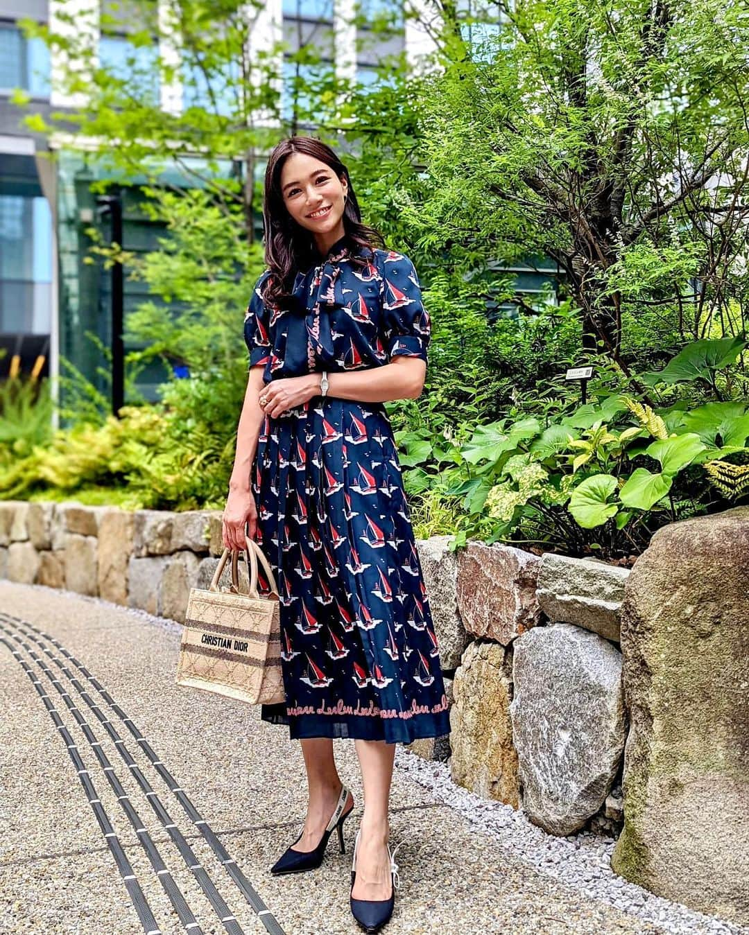 石井里奈さんのインスタグラム写真 - (石井里奈Instagram)「こんにちは💕 昨日の投稿のコーデ👗🧡 どこのお洋服ですか？ ってたくさん質問が来て嬉しかった🤭ヨット柄が可愛くてお気に入り♥️🚢 . tops&skirt... @loulouwilloughby_official  bag&sandals... @dior  jewelry... @cene_316l  . ゴールドの指輪とピアスはceneのもの！金属アレルギー対応でプチプラで本当すごい🙆‍♀️高みえジュエリー✨ . そして嬉しいことに @une_fleur_tori が復帰！眉毛綺麗にしてもらえてよかった💛ボーボーだったよ笑 . 今日も素敵な一日を💕 . #りなまるコーデ #コーディネート #loulouwilloughby #ルルウィルビー #dior #ディオール #コーデ #お出かけコーデ #美眉スタイリング #アイブロウ #アイブロウデザイン #夏コーデ #金属アレルギー #金属アレルギー対応 #ジュエリー #アクセサリー #プチプラアクセサリー #ヨット #船 #デートコーデ #お出かけコーデ #眉毛 #眉毛メイク」6月22日 12時07分 - ri7tin1025