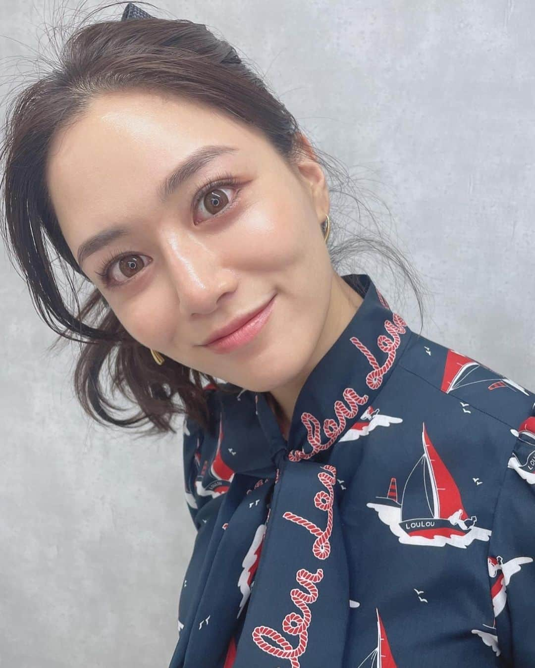 石井里奈さんのインスタグラム写真 - (石井里奈Instagram)「こんにちは💕 昨日の投稿のコーデ👗🧡 どこのお洋服ですか？ ってたくさん質問が来て嬉しかった🤭ヨット柄が可愛くてお気に入り♥️🚢 . tops&skirt... @loulouwilloughby_official  bag&sandals... @dior  jewelry... @cene_316l  . ゴールドの指輪とピアスはceneのもの！金属アレルギー対応でプチプラで本当すごい🙆‍♀️高みえジュエリー✨ . そして嬉しいことに @une_fleur_tori が復帰！眉毛綺麗にしてもらえてよかった💛ボーボーだったよ笑 . 今日も素敵な一日を💕 . #りなまるコーデ #コーディネート #loulouwilloughby #ルルウィルビー #dior #ディオール #コーデ #お出かけコーデ #美眉スタイリング #アイブロウ #アイブロウデザイン #夏コーデ #金属アレルギー #金属アレルギー対応 #ジュエリー #アクセサリー #プチプラアクセサリー #ヨット #船 #デートコーデ #お出かけコーデ #眉毛 #眉毛メイク」6月22日 12時07分 - ri7tin1025