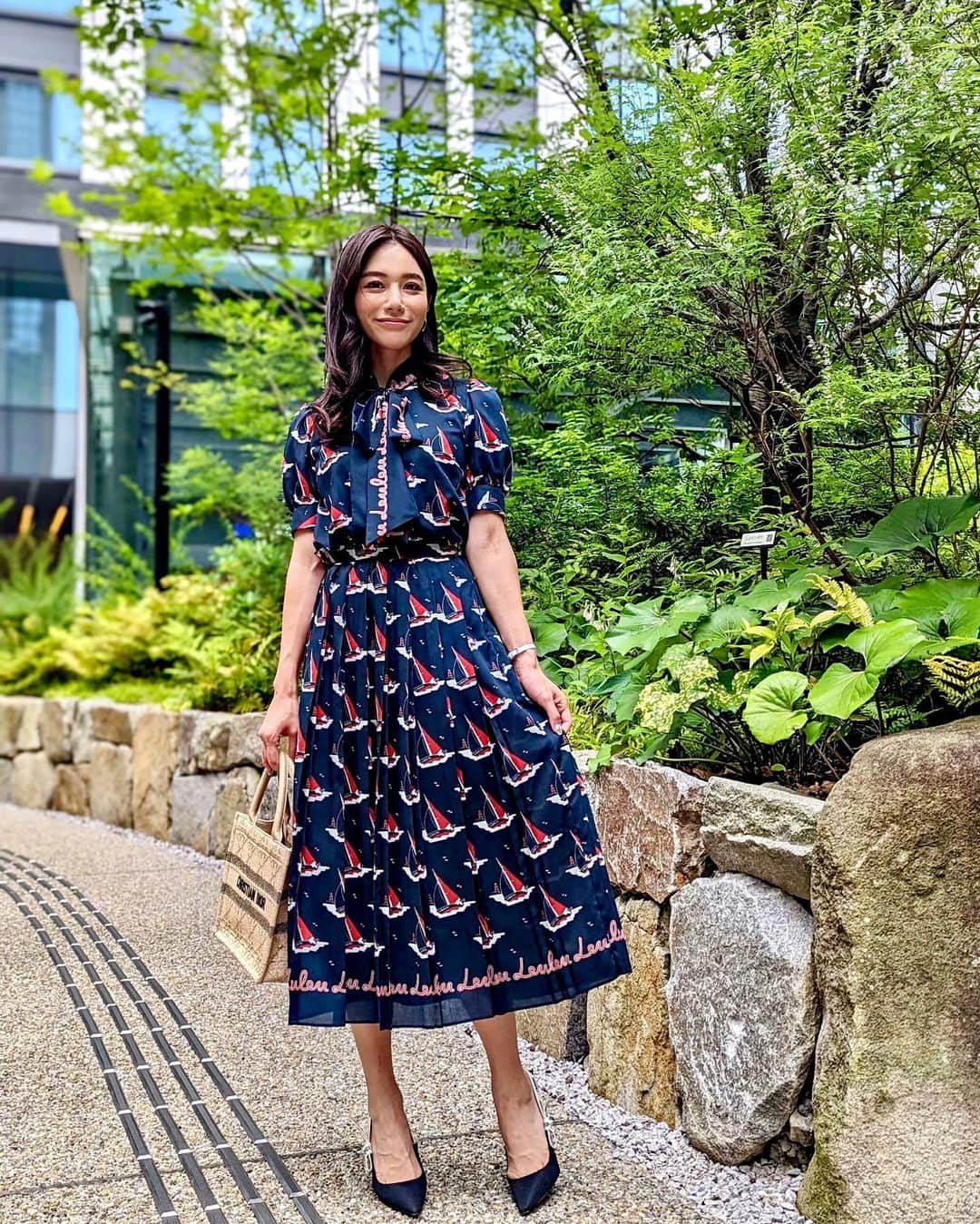 石井里奈さんのインスタグラム写真 - (石井里奈Instagram)「こんにちは💕 昨日の投稿のコーデ👗🧡 どこのお洋服ですか？ ってたくさん質問が来て嬉しかった🤭ヨット柄が可愛くてお気に入り♥️🚢 . tops&skirt... @loulouwilloughby_official  bag&sandals... @dior  jewelry... @cene_316l  . ゴールドの指輪とピアスはceneのもの！金属アレルギー対応でプチプラで本当すごい🙆‍♀️高みえジュエリー✨ . そして嬉しいことに @une_fleur_tori が復帰！眉毛綺麗にしてもらえてよかった💛ボーボーだったよ笑 . 今日も素敵な一日を💕 . #りなまるコーデ #コーディネート #loulouwilloughby #ルルウィルビー #dior #ディオール #コーデ #お出かけコーデ #美眉スタイリング #アイブロウ #アイブロウデザイン #夏コーデ #金属アレルギー #金属アレルギー対応 #ジュエリー #アクセサリー #プチプラアクセサリー #ヨット #船 #デートコーデ #お出かけコーデ #眉毛 #眉毛メイク」6月22日 12時07分 - ri7tin1025