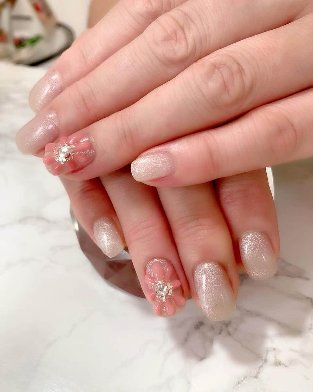 田中悦子さんのインスタグラム写真 - (田中悦子Instagram)「ネイル💅チェンジ  今日はぷっくりフラワーアートにしてもらいました❣️ かなり可愛い😍💕  そしてまた今日も会話が楽しくて 喋りまくりのたなえつさんでした❣️ ストレス発散ですね❣️ このあとも 気分良くお仕事できそうです💕🥰  #ネイル #nails  #ネイルデザイン  #大人可愛い #大人可愛いネイル #アラフィフ #アラフィフ女子」6月22日 12時47分 - etsuko.reborn25