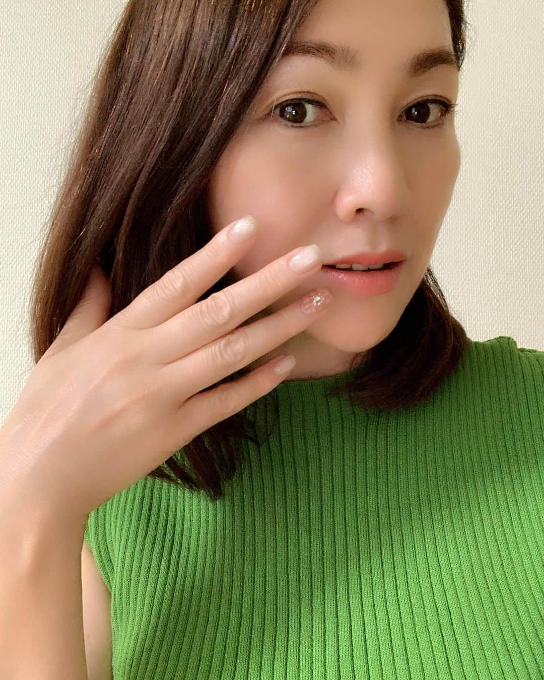 田中悦子さんのインスタグラム写真 - (田中悦子Instagram)「ネイル💅チェンジ  今日はぷっくりフラワーアートにしてもらいました❣️ かなり可愛い😍💕  そしてまた今日も会話が楽しくて 喋りまくりのたなえつさんでした❣️ ストレス発散ですね❣️ このあとも 気分良くお仕事できそうです💕🥰  #ネイル #nails  #ネイルデザイン  #大人可愛い #大人可愛いネイル #アラフィフ #アラフィフ女子」6月22日 12時47分 - etsuko.reborn25