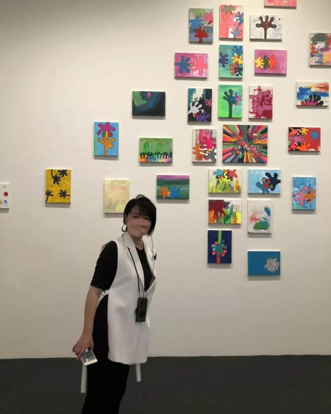 小島奈津子さんのインスタグラム写真 - (小島奈津子Instagram)「2022*6*22 #上野の森美術館 #木梨憲武展  に行って来ました。 ． 写真が撮れる美術展に行ったのは、おそらく初めて？すごいことです。 絵画だけでなく、ダンボールアートやパッケージアートは、クオリティはもちろん、その作品数の多さにも驚かされる！ ． アートショップでは、最初に展示されていた赤いお花のハンカチを購入。バッグに巻いても素敵そう。 ワタシが身に付けていたら 「あっ、ノリさんのあの絵だー！」と思ってください。 ． 2003か2004年に、代官山で行われたアート展にもうかがったのですが、 そのときに、#ノリさん の作品のマグカップをいただきました。 あれから、、20年近く我が家で毎日使っているマグカップ。先日娘に、 「あれ、ノリさんデザインのマグカップなのよ、実は。」と言ったら、 「えー！早く言ってよー！」だって😆 我が家の日常に、いつもノリさんがいた💃 同じモチーフの作品も、今回いくつか展示されていました。 6/26(日)まで！ #あと４日」6月22日 15時12分 - kojimanatsuko_official