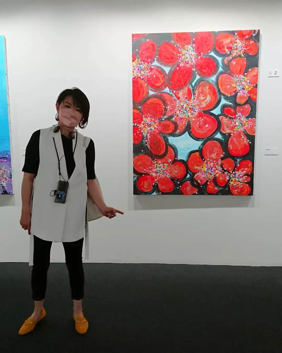 小島奈津子さんのインスタグラム写真 - (小島奈津子Instagram)「2022*6*22 #上野の森美術館 #木梨憲武展  に行って来ました。 ． 写真が撮れる美術展に行ったのは、おそらく初めて？すごいことです。 絵画だけでなく、ダンボールアートやパッケージアートは、クオリティはもちろん、その作品数の多さにも驚かされる！ ． アートショップでは、最初に展示されていた赤いお花のハンカチを購入。バッグに巻いても素敵そう。 ワタシが身に付けていたら 「あっ、ノリさんのあの絵だー！」と思ってください。 ． 2003か2004年に、代官山で行われたアート展にもうかがったのですが、 そのときに、#ノリさん の作品のマグカップをいただきました。 あれから、、20年近く我が家で毎日使っているマグカップ。先日娘に、 「あれ、ノリさんデザインのマグカップなのよ、実は。」と言ったら、 「えー！早く言ってよー！」だって😆 我が家の日常に、いつもノリさんがいた💃 同じモチーフの作品も、今回いくつか展示されていました。 6/26(日)まで！ #あと４日」6月22日 15時12分 - kojimanatsuko_official