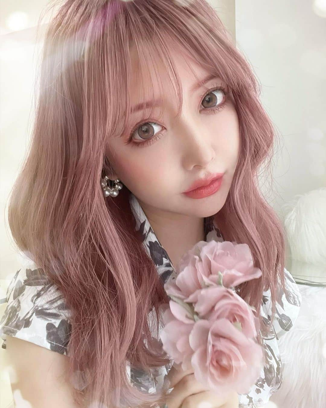 吉川ちえさんのインスタグラム写真 - (吉川ちえInstagram)「【NEW❤️hair💓】 . アンククロスラフトで髪の毛 イメチェン✂️してきたよ～😗🤟💕 今回はピンクヘアーにしました🧸 写真じゃピンク強めだけど実際は ピンクブラウンって感じ🙋‍♀️✨ . 今回も担当はサクさん👦🏻🫶 ( @ac_raft_saku ) . エクステは自毛に馴染むように つけてもらいました😋🤲 アンクのエクステはホント最強🔥💕 . #ankhcross #ankhcrossraft  #アンククロス #アンククロスラフト #アンク #ロアエクステジョーカー  #シールエクステ #ピンク #ピンクブラウンカラー  #ピンクヘアー #夏ヘアカラー  #pink #pinkhair #pinkpinkpink」6月22日 15時27分 - yoshikawachie_16