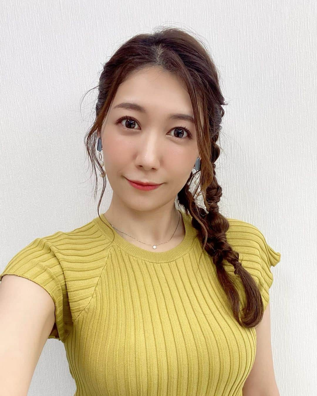 穂川果音さんのインスタグラム写真 - (穂川果音Instagram)「hairstyle  サイドツインテール♪  パッと見だとサイド寄せだけど、実はツインテールなんですよー  earring→ @e_l.byloretta  #hairstyle #hairarrange #サイド編み下ろし　#サイドツインテール　#編み下ろしアレンジ　#アベプラ　#abema #穂川果音 #気象予報士　#weatherforecast #気象キャスター　#セントフォース」6月22日 15時55分 - hokawakanonn