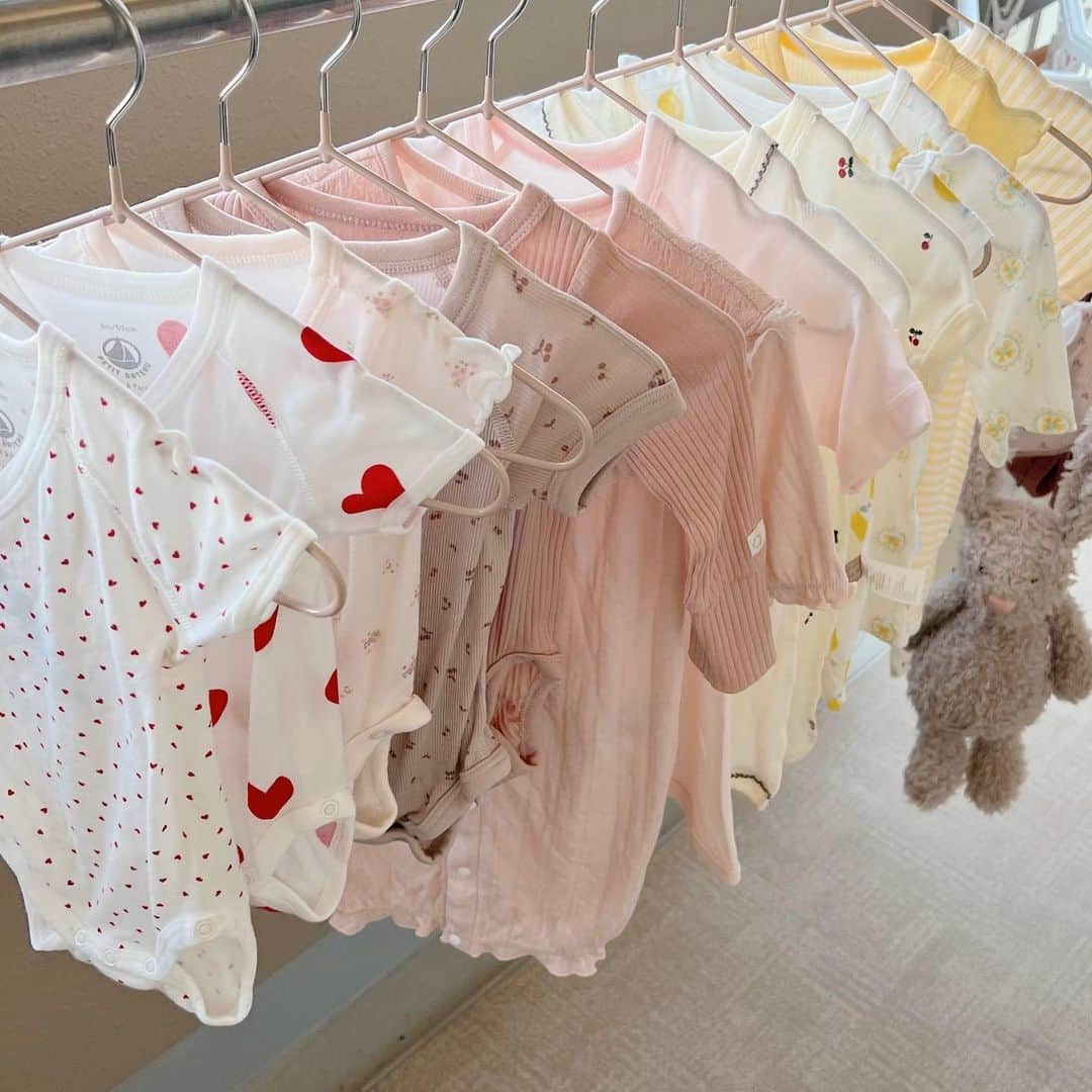 安中亜美さんのインスタグラム写真 - (安中亜美Instagram)「ㅤㅤㅤㅤㅤㅤㅤㅤㅤㅤㅤㅤㅤ #世界一幸せな洗濯 🧺🫧 ㅤㅤㅤㅤㅤㅤㅤㅤㅤㅤㅤㅤㅤ 小さい洗濯物がこんなにも愛おしく感じるなんて。。。 妊娠して今まで知らなかった感情が沢山溢れてる🤰💕 ㅤㅤㅤㅤㅤㅤㅤㅤㅤㅤㅤㅤㅤ 早く会いたい気持ちがますます加速した👶🏻💞 大阪も梅雨入りしたから、晴れの瞬間を狙って 水通しできてよかったわぁ☀️ ㅤㅤㅤㅤㅤㅤㅤㅤㅤㅤㅤㅤㅤ #水通し#洗濯#新生児#マタニティ#プレママ#出産準備」6月22日 16時00分 - amitwinsworld