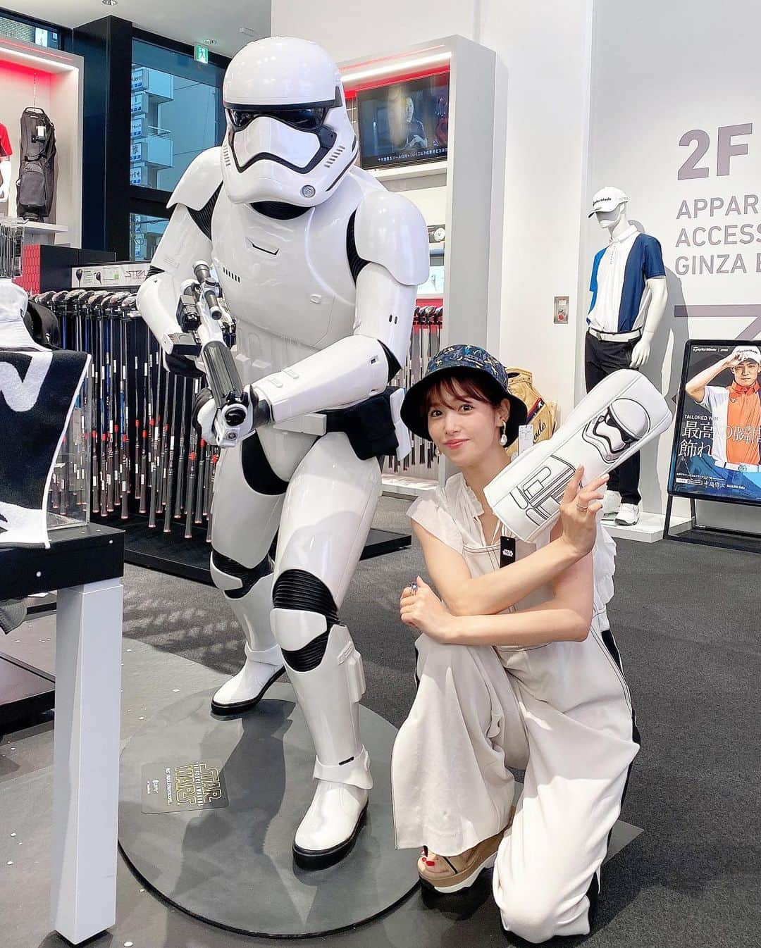 鷲見玲奈さんのインスタグラム写真 - (鷲見玲奈Instagram)「. テーラーメイド×スターウォーズ👾👽  またまたプライベートで行ってきました！  コラボアイテムが可愛すぎて…💓  ヘッドカバーやパターカバーはもちろん、タオルや帽子などもあるので、ゴルフする人しない人問わず人気だそう☺️ (写真で被ってる帽子は全部スターウォーズコラボのものなんです！)  スターウォーズ好きな人へのプレゼントにもいいですねぇ🌸  商品ラインナップはホームページでもチェックできるので、気になる方はぜひ！！  テーラーメイド銀座店に来たら写真も撮れますよ🤍🤍  #TaylorMade #starwars #TaylorMadeGolf #テーラーメイド #スターウォーズ」6月22日 16時02分 - sumi__reina