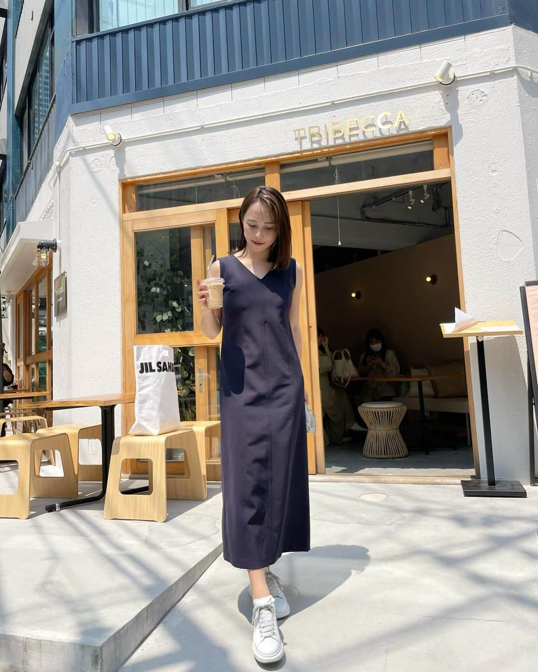 左近鈴乃さんのインスタグラム写真 - (左近鈴乃Instagram)「. NAVY 🌏🌂🫐🚏 スニーカー合わせだとカジュアルに着られるけど しっかりスタイルは良く見せてくれる👟◎  (この日暑すぎて暑さ隠しきれてない…🥵笑)  @souaire_official  ステッチラインワンピース 🗓6/24(fri) 20:00- order start.  #SOUAIRE」6月22日 16時02分 - suzuno_sakon