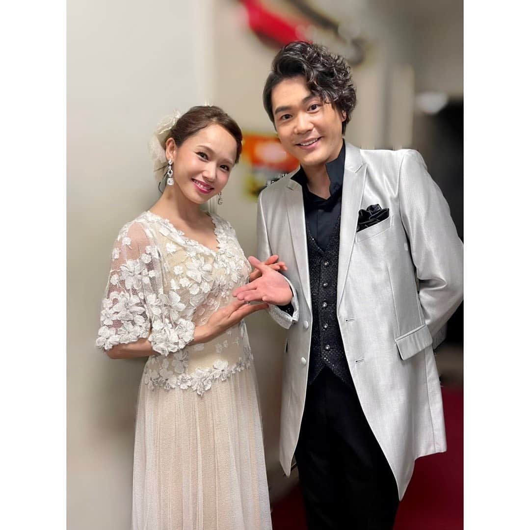 ソニンさんのインスタグラム写真 - (ソニンInstagram)「. “Musical Lovers 2022” 6/17,18,19の４公演 ご来場頂いた皆様ありがとうございました‼️  こんなに楽しいライブになるとは予想していなかった。 メンバーが最高だった事、バンドメンバーが素晴らしかった事、お客様がMusicalLoversだった事。 個性ごちゃまぜだしはちゃめちゃだしトークがぶっ飛び面白いし。 このメンバーに女性ひとり交わえる事の貴重さに感謝笑(裏はまるで男子校)  🎤Set List(私のみ) ❶Seasons Of Love(英)全員 ❷あなたに続く道(日)D w/佐藤さん ❸Dyin ain’t so bad(英) ❹世界が終わる夜のように(日)D w/藤岡さん ❺100万のキャンドル(日) ❻Aimer(日)D w/坂元さん ❼On My Own & 民衆の歌(日)ソロ&全員 ❽Tomorrow(日)全員  💍アクセサリー ❶&❷&❸&❼&❽すべて ❻リング @masaejewelry   ❹イヤリング&❻イヤリング @niita_official   👗リボン有りと無し  🎀ヘア&メイク ❷&❹ヘアアクセ→私物 メイクは黄色のアイシャドウベースで少し濃いオレンジで目尻締めました♪  今回のデュエットが本当に楽しく、なかなか他では歌わせてくれないジャンルで… シュガーとはお互い実際演じた役とは真逆のフェルセン&マリーを、サカケンさんリクエストの大人ロミジュリ、幸せでした🥰藤岡くんとのサイゴンはもうフラッシュバック🌅  キャストスタッフの皆様お疲れ様でした！ そしてご来場頂いた皆さま、長い時間w共有お付き合いありがとうございました✨楽しんで頂けましたか？  (敬称略) #藤岡正明　#坂元健児　#佐藤隆紀 #上口耕平　#ソニン #村井一帆#Fuming#赤間慎 #遠藤定#吉久亜紀#佐藤誠 #TOKYOFMホール #MusicalLovers2022 #ミューラバ2022 #DontWorry2022 #心配ないさ2022」6月22日 16時51分 - sonim_official