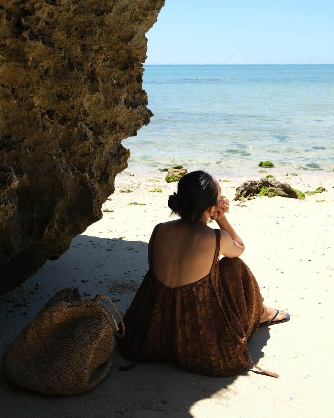 武智志穂さんのインスタグラム写真 - (武智志穂Instagram)「ちょっと寄り道。 本読もうと思ってたけど、結局ずっと海見ちゃってた🐠 日陰にいるといい風吹いて気持ちいい〜。 ホッと一息つけるような美しい景色が生活のすぐそばにあるのは、本当に有り難いことです🙏🌏✨  #沖縄移住 #双子ママ」6月22日 17時23分 - shiho_takechi