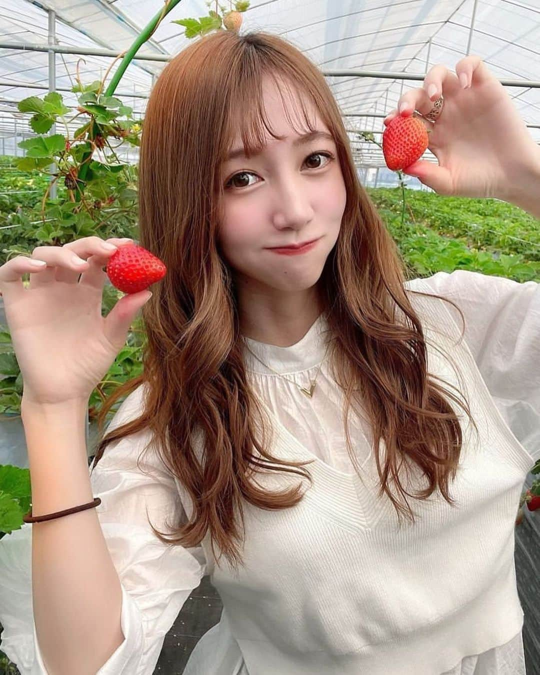 美女美容事情さんのインスタグラム写真 - (美女美容事情Instagram)「《美女といちご❤️🍓》 *⁠ 今回ご紹介させて頂きますのは!!👀❤︎⁠⠀ 美希さん< @ktmk_127 >の素敵なお写真📸⁠⠀⁠⠀⁠⠀⁠ *⁠⠀⁠⠀⁠⠀⁠⠀ いちご狩りでインスタ映え❣️🌿🍓 かわいい苺がよく似合いますね☺️💕 *⠀⁠⠀⁠⠀⁠⠀⁠⠀ 美希さん< @ktmk_127 > ⁠⠀⁠⠀⁠⠀⁠⠀ 素敵な投稿ありがとうございました☺️📸✨ *⠀⁠⠀⁠⠀⁠⠀⁠⠀ 美希さんのアカウントには他にも素晴らしい投稿が沢山ありますので是非覗いてみてくださいね💁‍♀️💙⁠⠀⁠⠀⁠⠀⁠⠀ *⠀⁠⠀⁠⠀⁠⠀⁠⠀ △▼△▼△▼△▼△▼△▼△▼△▼△▼ ⁠⠀⁠⠀⁠⠀ ❤🧡💛「美女美容事情」💚💙💜⠀⠀⠀⠀⠀⠀⠀⠀⠀⠀⠀⠀⠀⠀⁠⠀⁠⠀⁠⠀⁠⠀⁠⠀ 👇掲載ご希望の方は👇⠀⠀⠀⠀⠀⠀⠀⠀⠀⠀⠀⠀⠀⠀⠀⁠⠀⁠⠀⁠⠀⁠⠀⁠⠀ @b_b_j.jタグ付けと🖤 #ビジョビ ⁠⠀ 🖤タグ付けお願いします✨⠀⠀⠀⠀⠀⠀⠀⠀⠀⠀⠀⠀⠀⠀⠀⁠⠀⁠⠀⁠⠀⁠⠀⁠⠀ △▼△▼△▼△▼△▼△▼△▼△▼△▼ ⁠⠀⁠ #インフルエンサー #インスタ美女 #インスタグラマー #インスタ映え #いちご #いちご狩り #苺 #苺狩り」6月22日 18時01分 - b_b_j.j