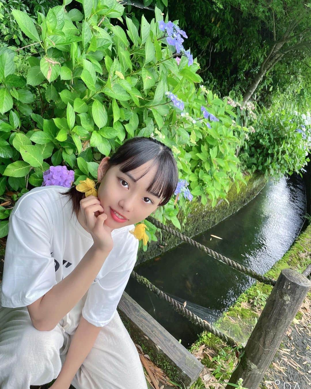 松本麗世さんのインスタグラム写真 - (松本麗世Instagram)「♡ 紫陽花🫧 この時期は色々な紫陽花がいっぱい♡꙼̈ たくさんのあじさい見ながらお散歩 気持ちよかった𓂃🌿𓈒𓏸 ♡  ♡  #松本麗世 #matsumotoreiyo #ファッション #ポニーテール #白コーデ #花のイヤリング #鹿児島 #鹿児島下田 #用水路沿い 関吉の疎水溝 近く #お散歩 #癒し #黄色のイヤリング #水田 #田植え #紫陽花 #色々な紫陽花」6月22日 18時49分 - reiyo.matsumoto