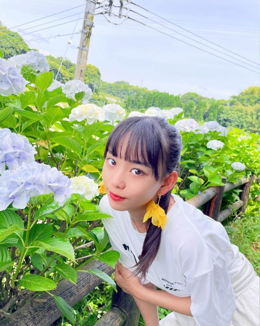 松本麗世さんのインスタグラム写真 - (松本麗世Instagram)「♡ 紫陽花🫧 この時期は色々な紫陽花がいっぱい♡꙼̈ たくさんのあじさい見ながらお散歩 気持ちよかった𓂃🌿𓈒𓏸 ♡  ♡  #松本麗世 #matsumotoreiyo #ファッション #ポニーテール #白コーデ #花のイヤリング #鹿児島 #鹿児島下田 #用水路沿い 関吉の疎水溝 近く #お散歩 #癒し #黄色のイヤリング #水田 #田植え #紫陽花 #色々な紫陽花」6月22日 18時49分 - reiyo.matsumoto