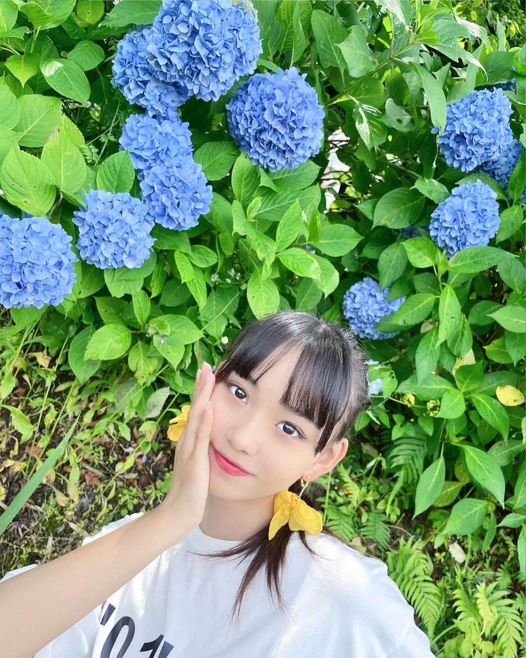 松本麗世さんのインスタグラム写真 - (松本麗世Instagram)「♡ 紫陽花🫧 この時期は色々な紫陽花がいっぱい♡꙼̈ たくさんのあじさい見ながらお散歩 気持ちよかった𓂃🌿𓈒𓏸 ♡  ♡  #松本麗世 #matsumotoreiyo #ファッション #ポニーテール #白コーデ #花のイヤリング #鹿児島 #鹿児島下田 #用水路沿い 関吉の疎水溝 近く #お散歩 #癒し #黄色のイヤリング #水田 #田植え #紫陽花 #色々な紫陽花」6月22日 18時49分 - reiyo.matsumoto