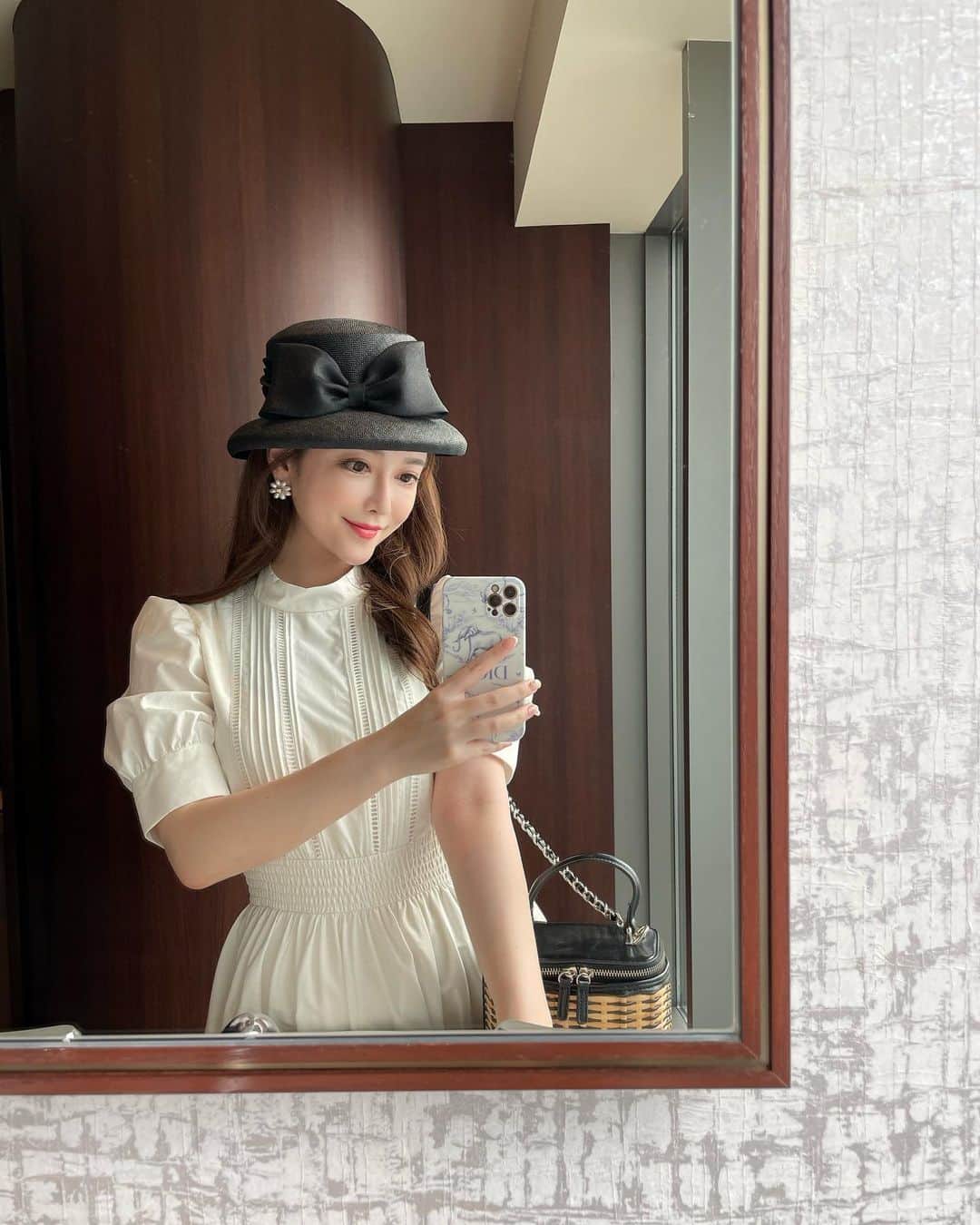 蓼沼綾さんのインスタグラム写真 - (蓼沼綾Instagram)「▼  𝑆ℎ𝑜𝑝𝑝𝑖𝑛𝑔 𝐷𝑎𝑦  買い物の帰り道🐾 先日、ご紹介したHERAのクッションファンデが 久しぶりの私的HITだったので、追加購入したくて オープンしたばかりのPOP UP STOREに立ち寄りました ◡̈  人気のクッションファンデ以外にも リップやプライマーも取り扱いがあります👌🏻 カラーやテクスチャーをタッチアップ出来ると 安心ですよね🕊  品川駅構内でとても便利な立地なので、 ネット通販が心配な方、実際に見てみたい方は是非🫶🏻💕  ■AMORE PACIFIC @amorepacific_beauty_jp  \ 新しくオープンしました！ / 6月1日(水)～6月30日(木)  「HERA(ヘラ)」POP UP STORE フルーツギャザリング　エキュート品川2F( 駅構内 )  #HERA  #フルーツギャザリング #ヘラ #韓国コスメ #クッションファンデ #ツヤ肌 #モノトーンコーデ #きれいめコーデ  #女子力向上委員会  #ワンホン #エギョモリ  #ワンホンメイク  #オルチャンメイク  #大人可愛い #新作コスメ #駅ナカ  #shoppingday #鏡越し #mirrormirror」6月22日 18時50分 - tadeaya