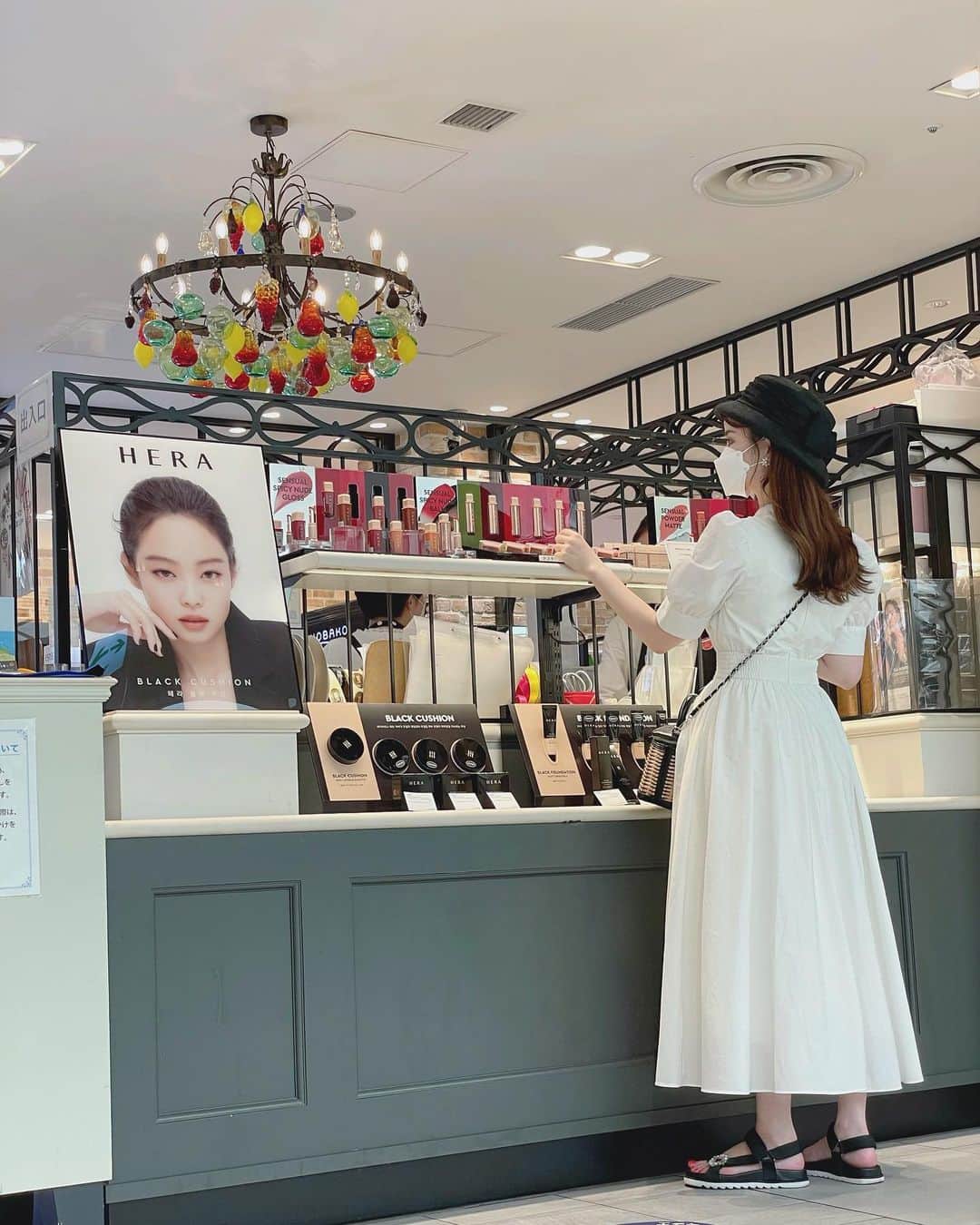 蓼沼綾さんのインスタグラム写真 - (蓼沼綾Instagram)「▼  𝑆ℎ𝑜𝑝𝑝𝑖𝑛𝑔 𝐷𝑎𝑦  買い物の帰り道🐾 先日、ご紹介したHERAのクッションファンデが 久しぶりの私的HITだったので、追加購入したくて オープンしたばかりのPOP UP STOREに立ち寄りました ◡̈  人気のクッションファンデ以外にも リップやプライマーも取り扱いがあります👌🏻 カラーやテクスチャーをタッチアップ出来ると 安心ですよね🕊  品川駅構内でとても便利な立地なので、 ネット通販が心配な方、実際に見てみたい方は是非🫶🏻💕  ■AMORE PACIFIC @amorepacific_beauty_jp  \ 新しくオープンしました！ / 6月1日(水)～6月30日(木)  「HERA(ヘラ)」POP UP STORE フルーツギャザリング　エキュート品川2F( 駅構内 )  #HERA  #フルーツギャザリング #ヘラ #韓国コスメ #クッションファンデ #ツヤ肌 #モノトーンコーデ #きれいめコーデ  #女子力向上委員会  #ワンホン #エギョモリ  #ワンホンメイク  #オルチャンメイク  #大人可愛い #新作コスメ #駅ナカ  #shoppingday #鏡越し #mirrormirror」6月22日 18時50分 - tadeaya