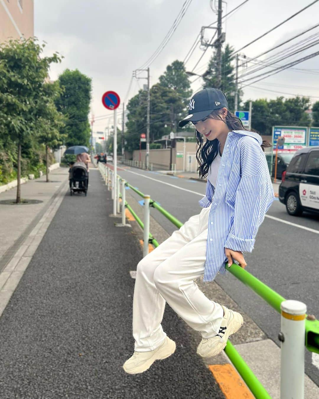 伊藤愛真さんのインスタグラム写真 - (伊藤愛真Instagram)「今日の私服😀✌🏻🤍 ちょっと雨降ってたっぽい☔️ . . . . . .  #japan#japanese#outlet#sweat#sweater#ootd#오오티디#오오티디룩#韓国ファッション#スウェットパンツ#スウェットコーデ#キャミソール#夏服コーデ#シャツコーデ#zozotown#zozotown購入品」6月22日 19時13分 - __emagram