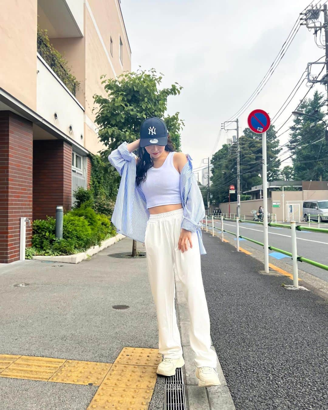 伊藤愛真さんのインスタグラム写真 - (伊藤愛真Instagram)「今日の私服😀✌🏻🤍 ちょっと雨降ってたっぽい☔️ . . . . . .  #japan#japanese#outlet#sweat#sweater#ootd#오오티디#오오티디룩#韓国ファッション#スウェットパンツ#スウェットコーデ#キャミソール#夏服コーデ#シャツコーデ#zozotown#zozotown購入品」6月22日 19時13分 - __emagram