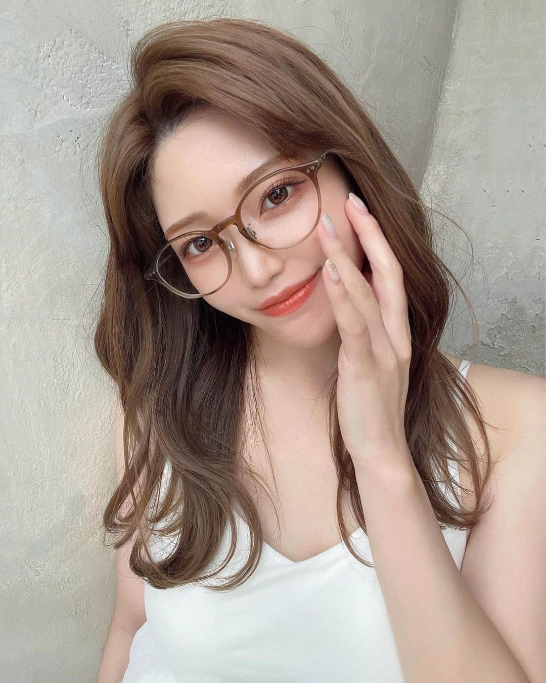 相楽優佳さんのインスタグラム写真 - (相楽優佳Instagram)「. かきあげ前髪にメガネで少し大人ぽく🧐  👓 @kaneko_optical   photo&styling @yuta.fujiyama  ______ #ノースリーブ #キャミソール #梅雨コーデ #夏コーデ #zara #カジュアルコーデ #セミロング #セミロングヘア #シースルーバング #メガネ女子 #金子眼鏡  #メガネコーデ #メガネ #ワイドバング #かきあげ前髪 #2way前髪 #ベージュカラー #ミルクティーベージュ #afloatruvua #アフロートルヴア #アッシュベージュ #アッシュカラー #アッシュグレージュ #グレージュ #透明感カラー」6月22日 19時17分 - yuka_sagara