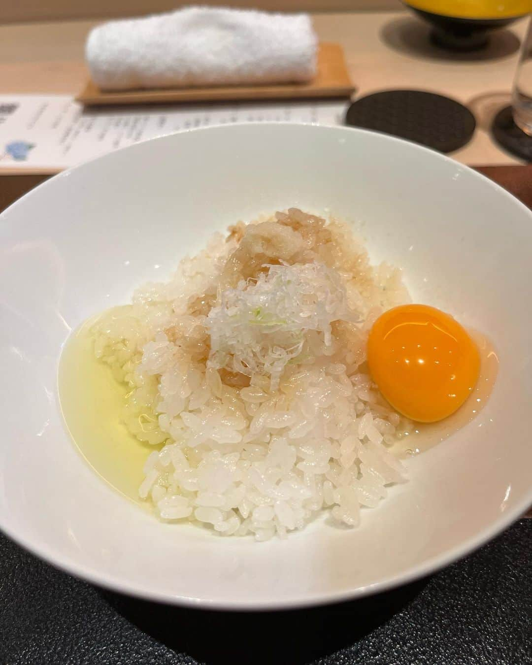 渋谷恭子さんのインスタグラム写真 - (渋谷恭子Instagram)「いつメン 美羽 @miwa_sommelier さんからのお誘いで、分けとく山 @waketoku さんへ  中村醸造元 @kanekame.shoyu  『津軽醤油を語る御献立』を頂く プレミアムランチ会に参加させて頂きました😊  #野崎洋光 先生の一般常識にとらわれず 簡単に美味しくというお話を聞きながら コースで頂いたお料理はどれも美味しかったです💕  お造りを頂く時に3種類のお醤油で食べ比べてみましたが 津軽醤油のまろやかな美味しさが際立ってました✨✨✨  青森県産大豆と小麦、瀬戸内海の食塩だけを原材料に、発酵の力だけでつくられた体にやさしいお醤油！  分とく山で使われている津軽（生）はより繊細な醤油で、酵素が活きているそうです。    今まで知らなかった津軽醤油の魅力を知ることができて、関係者の皆様に感謝🥰  お取り寄せもできますが、清澄白河に自販機もあるんだよ🙌  お酒造りをヒントに生まれた、素材の美味しさを知るためのお醤油  皆様にも是非使って頂きたいです💕  #津軽醤油 #醤油 #お醤油 #中村醸造元 #津軽本醸造醤油 #分けとく山 #広尾 #広尾グルメ #東京グルメ #和食 #南麻布   卵かけご飯の時に使ったスプレータイプのお醤油 ほんの少し足したい時に便利すぎました！」6月22日 20時14分 - kyoko.86