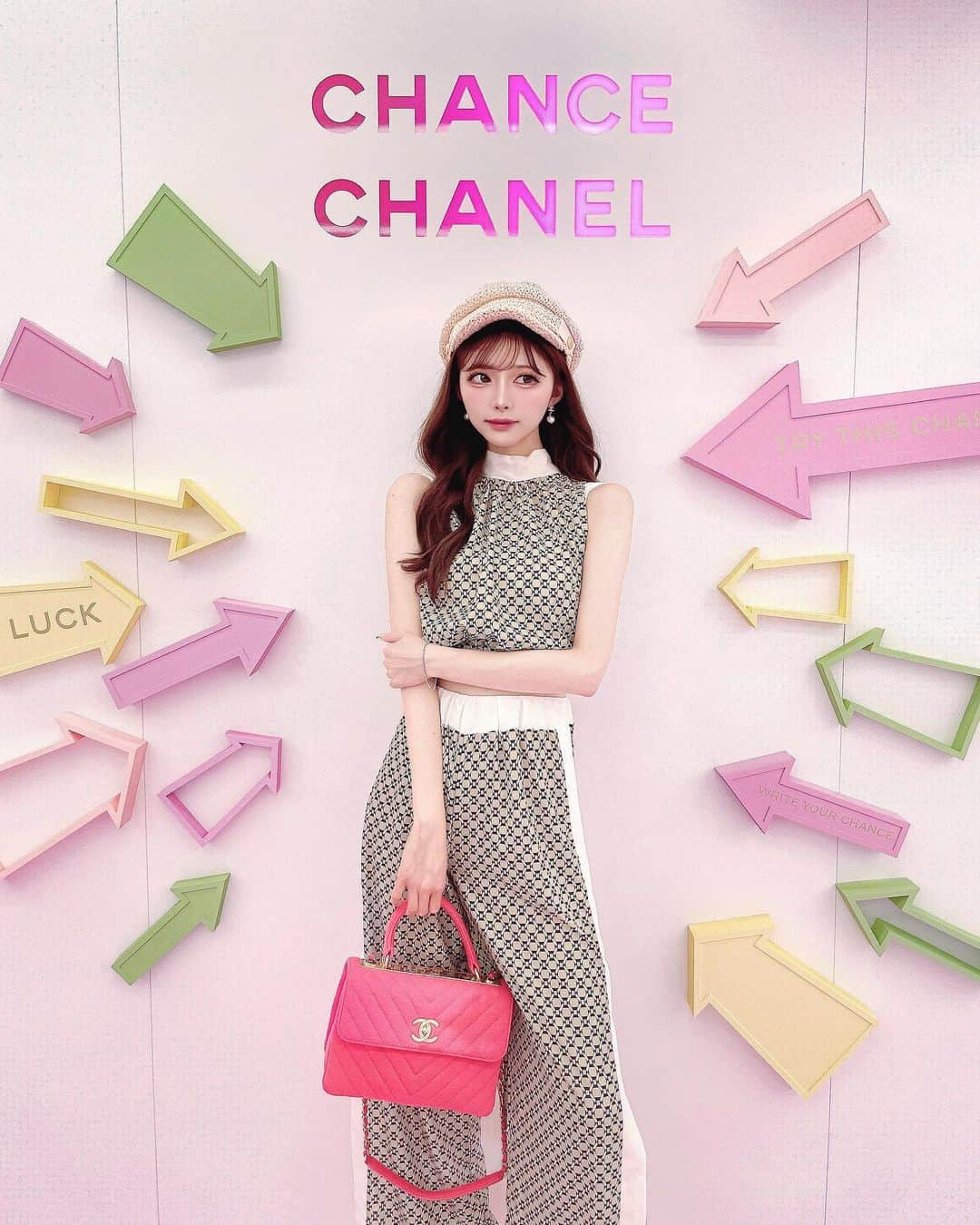 あやちゃんさんのインスタグラム写真 - (あやちゃんInstagram)「CHANEL💗🤍💚💛  内装が可愛すぎたよ🥹💕 @avectoi_official_  の新作のセットアップ着たよ🤣🫶 めちゃかわいい！！！！✨ キャスケットも販売中✨ 109POPUPに来れない子は通販での販売をもう少しお待ちください🥺🥺  #chanel表参道 #シャネルコスメ  #シャネル表参道 #シャネルバッグ #シャネルピアス #キャスケット #セットアップ #表参道カフェ #表参道 #明治神宮前カフェ #原宿カフェ #原宿 #グリーンコーデ #夏コーデ  #chanelboutique #chanelbag  #chanelmakeup #chanelbeauty」6月22日 20時22分 - aya.you.love.r