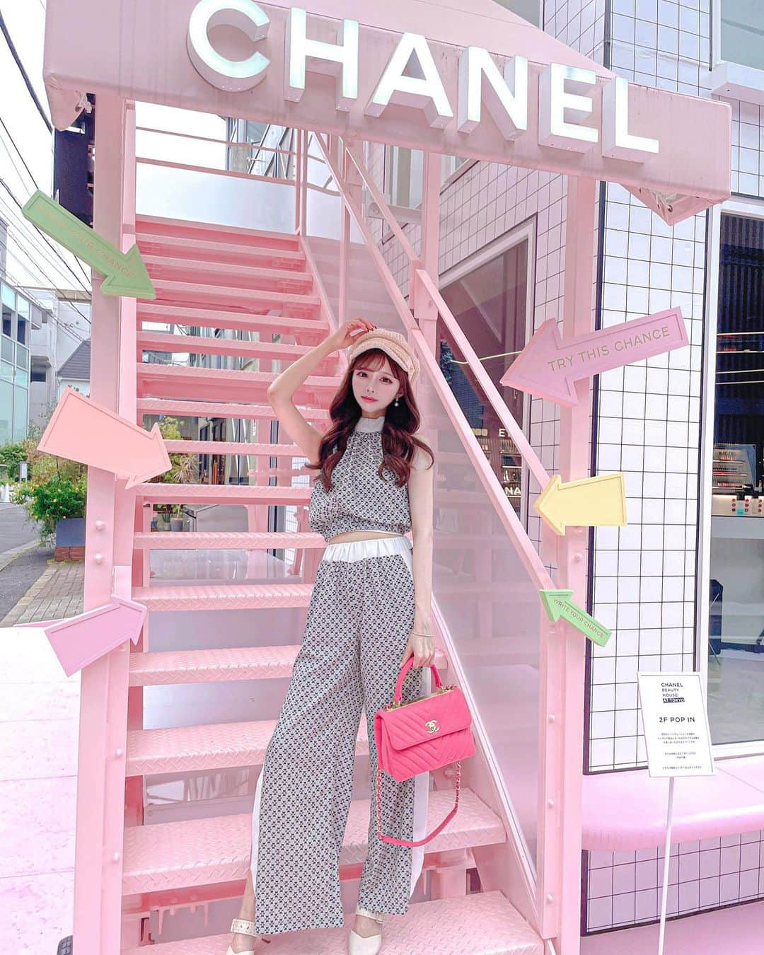 あやちゃんさんのインスタグラム写真 - (あやちゃんInstagram)「CHANEL💗🤍💚💛  内装が可愛すぎたよ🥹💕 @avectoi_official_  の新作のセットアップ着たよ🤣🫶 めちゃかわいい！！！！✨ キャスケットも販売中✨ 109POPUPに来れない子は通販での販売をもう少しお待ちください🥺🥺  #chanel表参道 #シャネルコスメ  #シャネル表参道 #シャネルバッグ #シャネルピアス #キャスケット #セットアップ #表参道カフェ #表参道 #明治神宮前カフェ #原宿カフェ #原宿 #グリーンコーデ #夏コーデ  #chanelboutique #chanelbag  #chanelmakeup #chanelbeauty」6月22日 20時22分 - aya.you.love.r