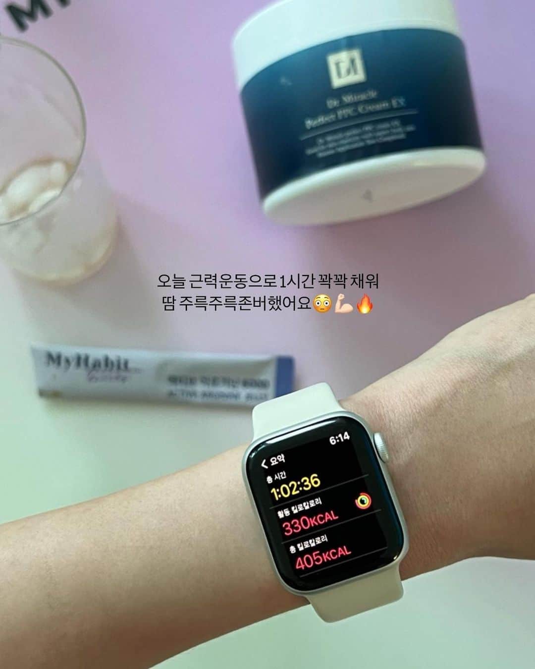 ガン・ヒョンギョンさんのインスタグラム写真 - (ガン・ヒョンギョンInstagram)「근력운동으로 1시간 꽉꽉채워서 오운완💪🏻🔥♥️ 이제 10분만 운동해도 땀이 미친듯이 흘러내려유…😳 그리구 여러분 세번째 영상 꼭 봐주세요..!! 러브핸들 라인부터 허벅지까지 진짜 저한테는 너무 감격인 변화..🥹  저 이정도면 1년 넘게 유지 잘하고 있죠??? 칭찬 받아도 되죠?!!!  오늘 시네트롤 구매한 한 고객님께서 제가 직접 효과본건지 궁금해 하시더라구요!! 물론입니다!! 늘 직접 먹고 정직하게 결과로 보여드렸습니다😊🙏🏻  참 사람이 간사한게 살 빼고나니 조금 마음이 편해지면 운동이랑 식단도 금방 헤이해지고 합리화를 하게 되더라구요. 근데 작년의 과오를 또 범하지 않기위해 재빠르게 정신차리려고 늘 노력 중이어요!!!  울 동지들도 가끔 합리화 하더라도 다시 재빠르게 돌아오셔요?!😎💪🏻💪🏻💪🏻  #바베바니 #1년째유지어터 #다이어터 #운스타그램 #홈트 #전신운동」6月22日 20時24分 - babebani