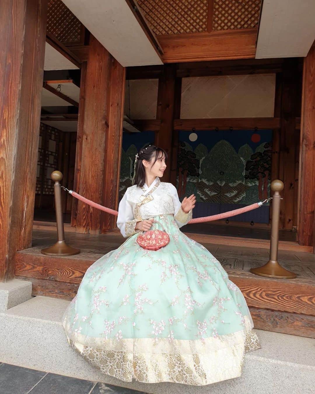 桃乃木かなさんのインスタグラム写真 - (桃乃木かなInstagram)「景福宮🏯  韓服を着て韓国の古宮へ！ 久しぶりにチマチョゴリを着る事が出来て嬉しいです♡ マネージャーさんは日本で言う武士のような身分の衣装だそうです！  中は凄く広くて何に使われていた場所なのか教えてもらいながら回る事が出来たのでとても勉強になる観光ができました！」6月22日 21時11分 - kana_momonogi