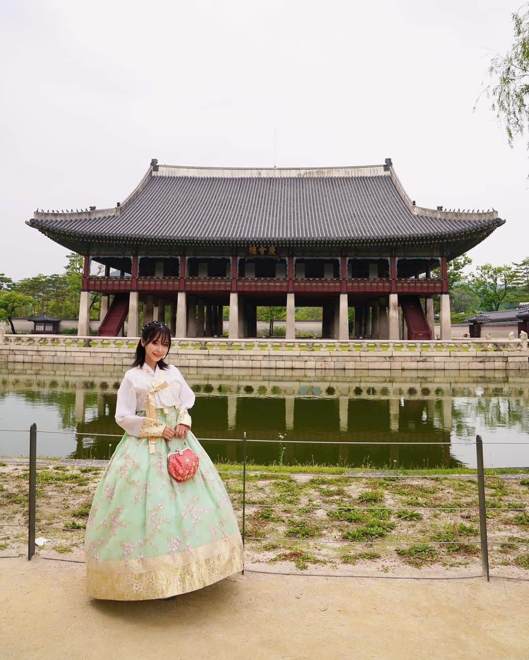 桃乃木かなさんのインスタグラム写真 - (桃乃木かなInstagram)「景福宮🏯  韓服を着て韓国の古宮へ！ 久しぶりにチマチョゴリを着る事が出来て嬉しいです♡ マネージャーさんは日本で言う武士のような身分の衣装だそうです！  中は凄く広くて何に使われていた場所なのか教えてもらいながら回る事が出来たのでとても勉強になる観光ができました！」6月22日 21時11分 - kana_momonogi