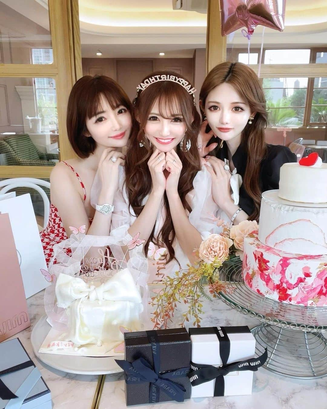 寿リリカさんのインスタグラム写真 - (寿リリカInstagram)「♡ 大好きなゆうりちゃんとしずかちゃんがお誕生日会をしてくれて幸せすぎた日😍🎉🎂🎁🎉🎈 ♡ はぁん🤤🙌💙💚💛💜❤💗💖 ♡ 優しくて美しい憧れのしずかちゃんゆうりちゃん🤤💕💕いつも親子共に可愛がってくれて仲良くしてもらえて幸せ😍👧*｡.(♥´꒳`*)人(*´꒳`♥).｡* ♡ 素敵なお店の個室を用意してくれていて、コース料理にケーキはふたつも🎂🎂大好きなじゅりちゃんにもオーダーしてくれていて😍🎂サプライズでじゅりちゃんが突然ケーキを持って登場してびっくりしたぁ😍❣️❣️ プレゼントも🎁ありがとう💙💚💛💜❤💗💖 ♡ #お誕生日会 #birthdayparty」6月22日 21時12分 - ririkakotobuki