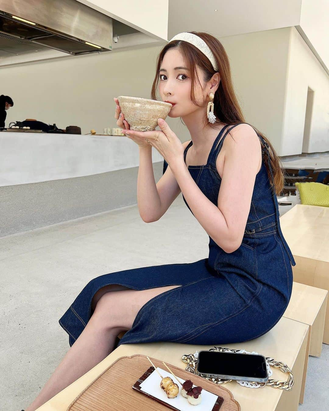 得あゆさんのインスタグラム写真 - (得あゆInstagram)「お抹茶🍵と団子🍡 #あみじま茶屋 ワンコインでいただけます🫶🏻  デニムワンピース @hdxuly です！ ・ ・ ・ ・ ・ ・ ・ ・ ・ ・ ・ ・ ・ ・ ・ ・ ・ #お団子#抹茶#お茶#団子#デニム#デニムコーデ#デニムスカート#デニムワンピース#ワンピース#大人ワンピ#大人ワンピース#藤田美術館#美術館#カフェ巡り#大阪カフェ#大阪グルメ#ママコーデ#ママファッション#ママライフ#カチューシャ #denim#denimondenim#休日の過ごし方#フレアデニム#大阪観光#大阪旅行#日焼け止め#美肌ケア#美白ケア」6月22日 21時58分 - tokuayu819