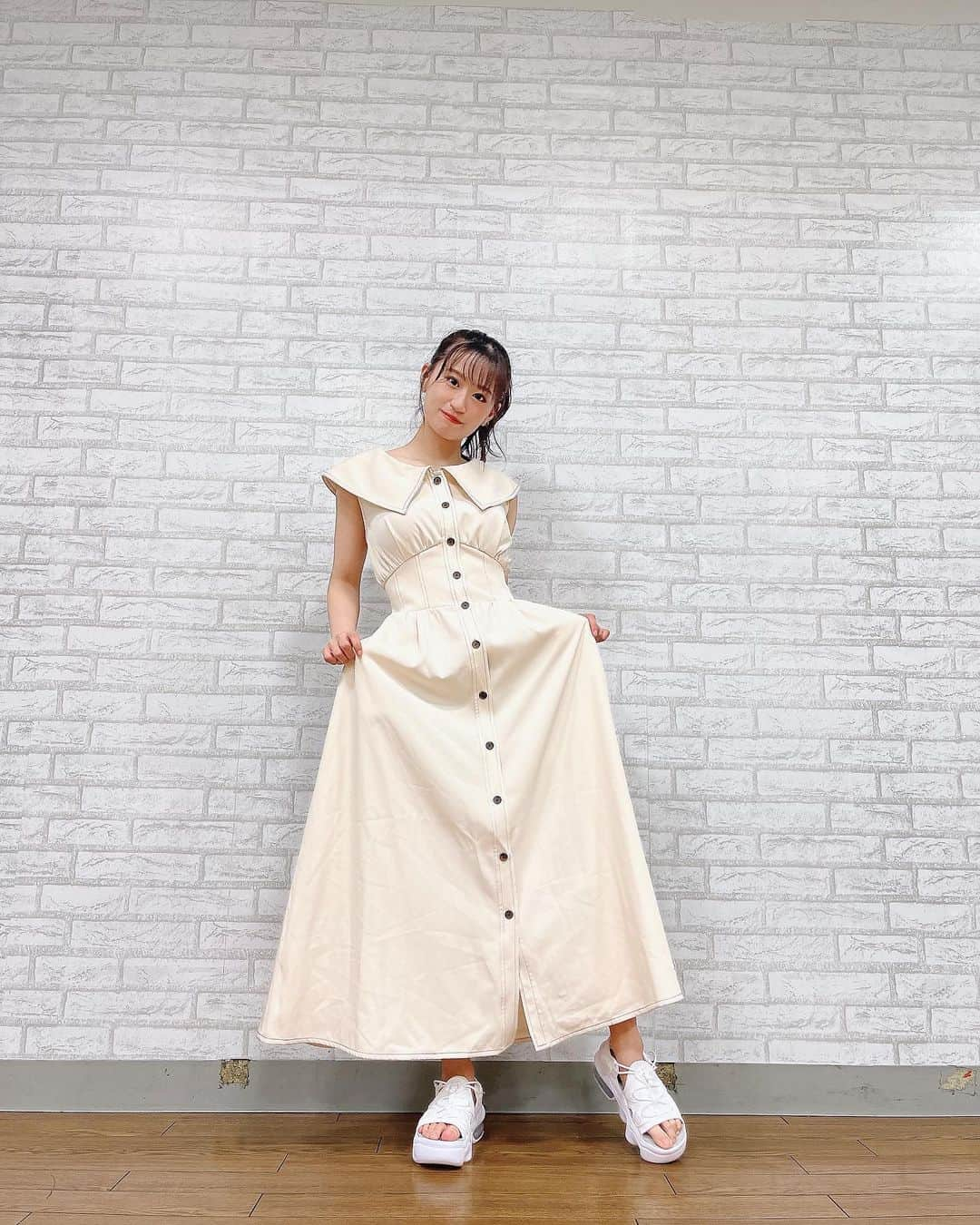 上西怜さんのインスタグラム写真 - (上西怜Instagram)「⠀ めっちゃ可愛いワンピース👗🤍 ⠀ ⠀ 後ろのリボンでウエストを締めれるので、サイズ調整も簡単にできますっ♪ ⠀ 大きな襟が可愛くてお気に入り✨ ⠀ ⠀ そして、このワンピ！なんと！ ポケットがあるんです！😳 携帯もすっぽり入ります‼︎  ⠀ ノースリーブシャツワンピ この夏たくさんお世話になりそうです〜☺️💕 ⠀ ⠀ ⠀ #れーチャンしふく #ootd  #dazzlin #ダズリン #ワンピース  #夏コーデ #夏 #ノースリーブワンピース #ノースリーブ」6月22日 21時59分 - jonishi_rei