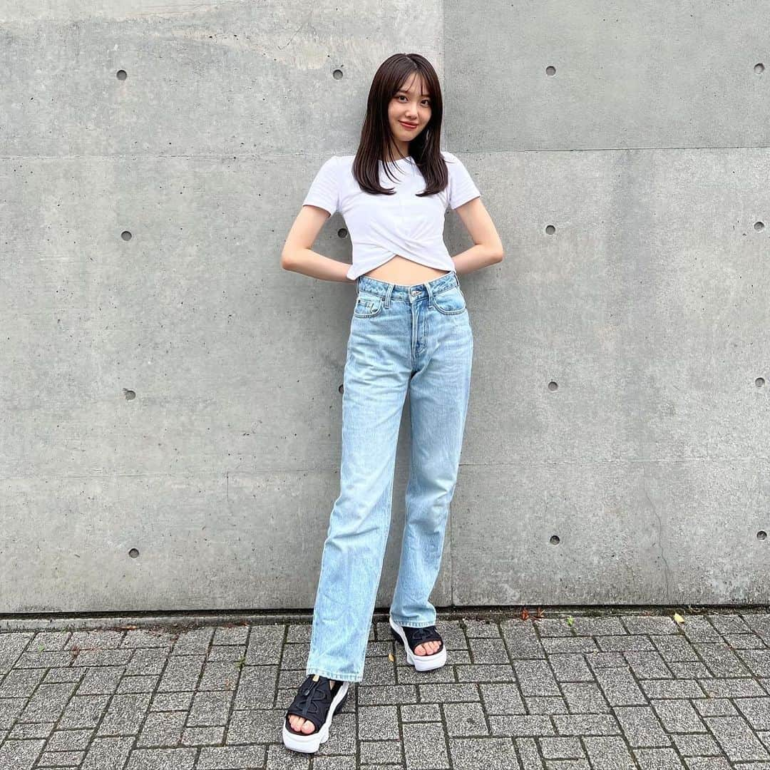 藤江萌さんのインスタグラム写真 - (藤江萌Instagram)「ジーンズ👖🤍  tops : @zara  jeans : @hm  shoes : @emmi.jp @nike   結局シンプルが1番やねんなぁ☺︎ あとこの靴めっちゃ歩きやすい🫶🏻  #コーデ #ファッション #ファッションコーデ #ジーンズコーデ #デニムコーデ #ナイキ #プチプラコーデ #藤江萌 #ootd #nike #zara #hm #dailylook #photography #japanesegirl #jeans #instagood #tokyo #omotesando」6月22日 22時15分 - fujie_moe_official