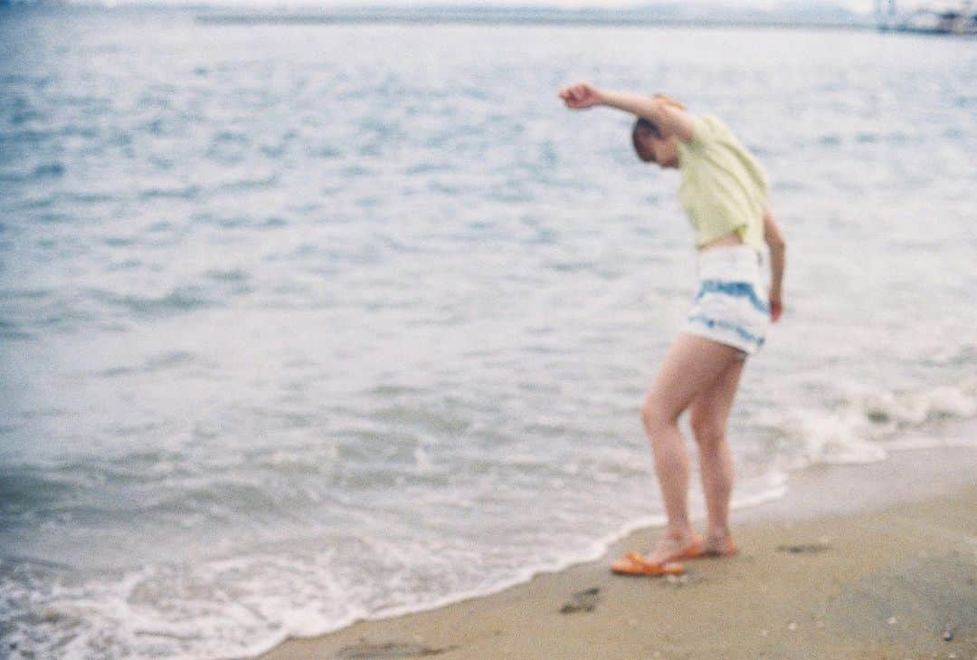 豊永阿紀さんのインスタグラム写真 - (豊永阿紀Instagram)「Summer🏖  #ビーサンはなぜなくなるのか？ Summer ver.のMVが公開されました🩴」6月22日 22時28分 - aki_t_official