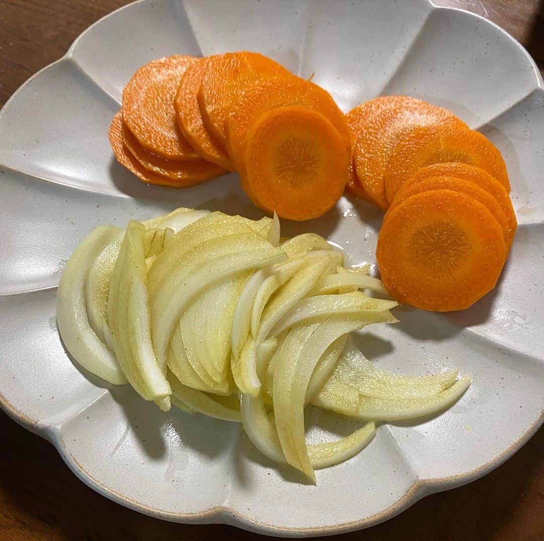 きゃっするひとみーさんのインスタグラム写真 - (きゃっするひとみーInstagram)「奈良県の葛城市にある、ピクルス液専門店✨✨  🍅 @pickles_ya  🧅🥦🥕✨✨  ご飯ちゃんと作りたいけど、夏場は特にキッチンに立つ時間少なくしたい🥺 ピクルス液に野菜をつけて1日。。  食卓の彩りもバランスも一気に良くなってすごく良い✨ 暑くなってきてさっぱりしたものを食べたい口にちょうどいい酸味❤️  液は再利用もできるのも嬉しいポイント。  カレースパイスに新玉ねぎと人参。 利尻昆布にきゅうりとかぶ。  カレースパイスが驚くほどおいしくて✨✨✨ 家族の食いつきがすごかった。 二回目にはキャベツとうずら卵を入れてみた☺️ 食べるのが楽しみ☺️  🍅🥦🧅🍅🥦🧅🥕✨🥦🥕🧅 「野菜を入れてピクルスに」「炭酸で割ってドリンクに」  一回試してほしいピクルス液✨  今日も、明日も ピクルスで 心を“満たす”  トップページリンクにも貼ってるので、見てみてください☺️！！！  ピクルス液や、ビネガードリンクを使った食事もまたのせます✨❤️  #ピクルス #ピクルス屋 #picles  #丁寧な暮らし  #丁寧な暮らしに憧れる  #晩御飯 #夏レシピ  #夏レシピおすすめ #さっぱりごはん  #さっぱりおかず」6月22日 23時09分 - takaxjumppp