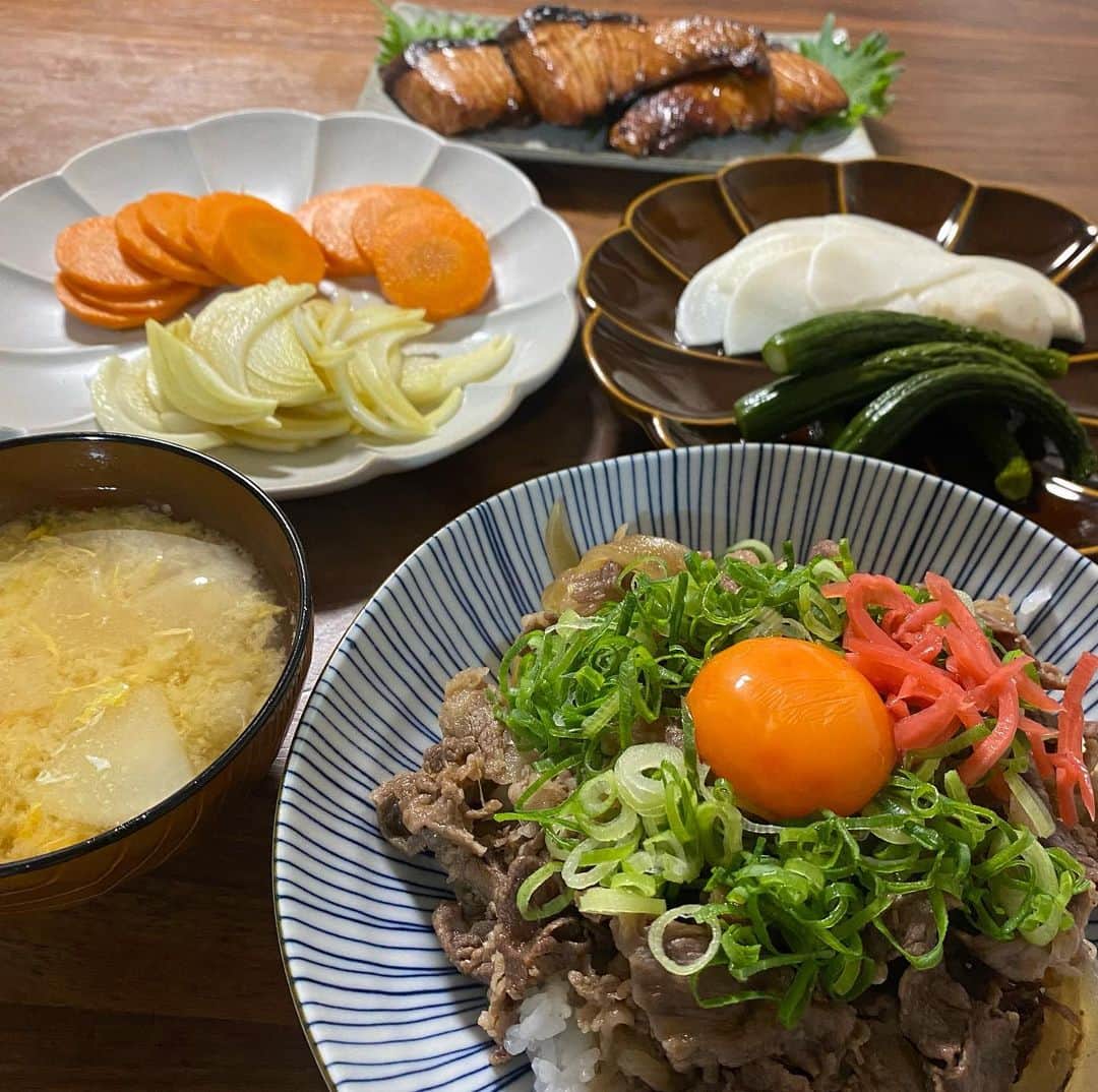 きゃっするひとみーさんのインスタグラム写真 - (きゃっするひとみーInstagram)「奈良県の葛城市にある、ピクルス液専門店✨✨  🍅 @pickles_ya  🧅🥦🥕✨✨  ご飯ちゃんと作りたいけど、夏場は特にキッチンに立つ時間少なくしたい🥺 ピクルス液に野菜をつけて1日。。  食卓の彩りもバランスも一気に良くなってすごく良い✨ 暑くなってきてさっぱりしたものを食べたい口にちょうどいい酸味❤️  液は再利用もできるのも嬉しいポイント。  カレースパイスに新玉ねぎと人参。 利尻昆布にきゅうりとかぶ。  カレースパイスが驚くほどおいしくて✨✨✨ 家族の食いつきがすごかった。 二回目にはキャベツとうずら卵を入れてみた☺️ 食べるのが楽しみ☺️  🍅🥦🧅🍅🥦🧅🥕✨🥦🥕🧅 「野菜を入れてピクルスに」「炭酸で割ってドリンクに」  一回試してほしいピクルス液✨  今日も、明日も ピクルスで 心を“満たす”  トップページリンクにも貼ってるので、見てみてください☺️！！！  ピクルス液や、ビネガードリンクを使った食事もまたのせます✨❤️  #ピクルス #ピクルス屋 #picles  #丁寧な暮らし  #丁寧な暮らしに憧れる  #晩御飯 #夏レシピ  #夏レシピおすすめ #さっぱりごはん  #さっぱりおかず」6月22日 23時09分 - takaxjumppp
