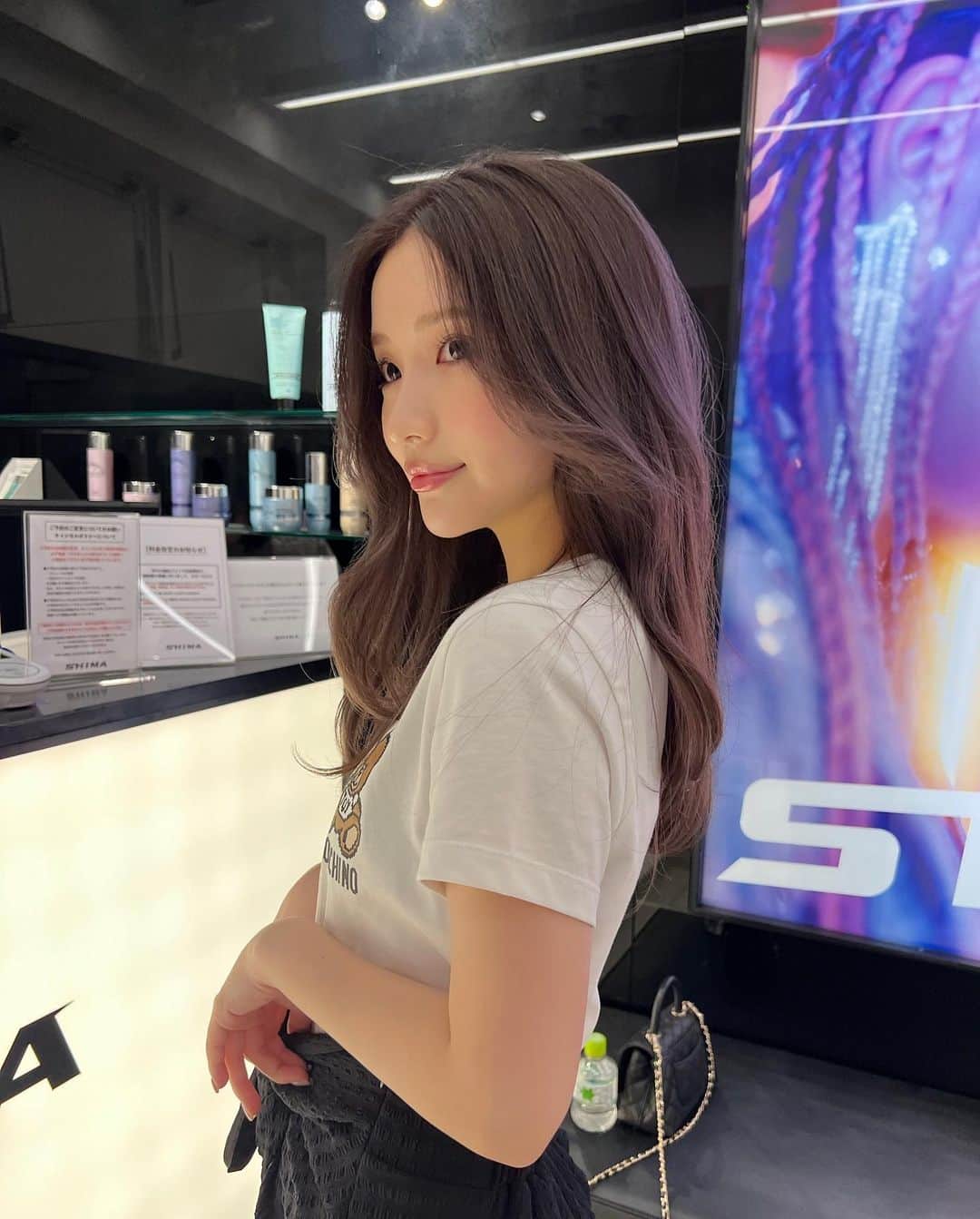 南りほさんのインスタグラム写真 - (南りほInstagram)「髪色の質問多い🐒グレージュ系のアッシュいれてもらてます🫶🏻 自然光で見たらめちゃくちゃ可愛いんよ🫶🏻 昔から髪色にはこだわり強いです💮 ブリーチしてるからこれが色落ちしたらまた前に載せてる写真みたいになるよ😍」6月22日 23時40分 - minami.riho