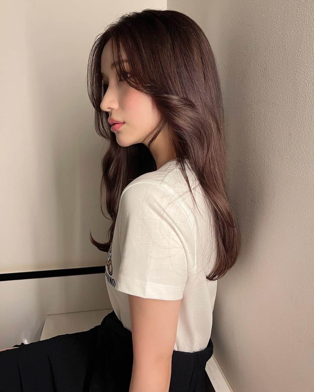南りほさんのインスタグラム写真 - (南りほInstagram)「髪色の質問多い🐒グレージュ系のアッシュいれてもらてます🫶🏻 自然光で見たらめちゃくちゃ可愛いんよ🫶🏻 昔から髪色にはこだわり強いです💮 ブリーチしてるからこれが色落ちしたらまた前に載せてる写真みたいになるよ😍」6月22日 23時40分 - minami.riho